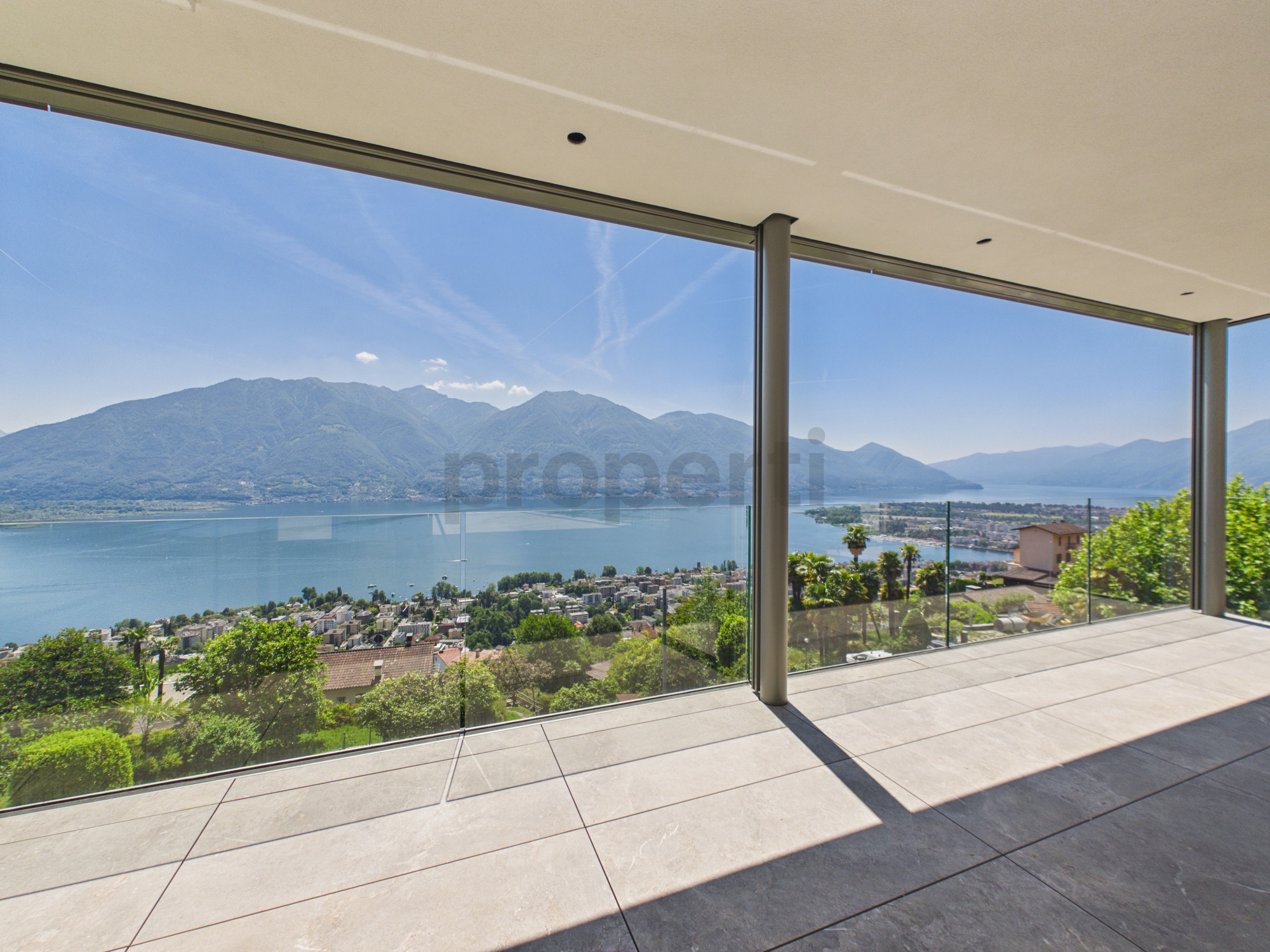Terrasse mit Panoramablick auf See und Berge