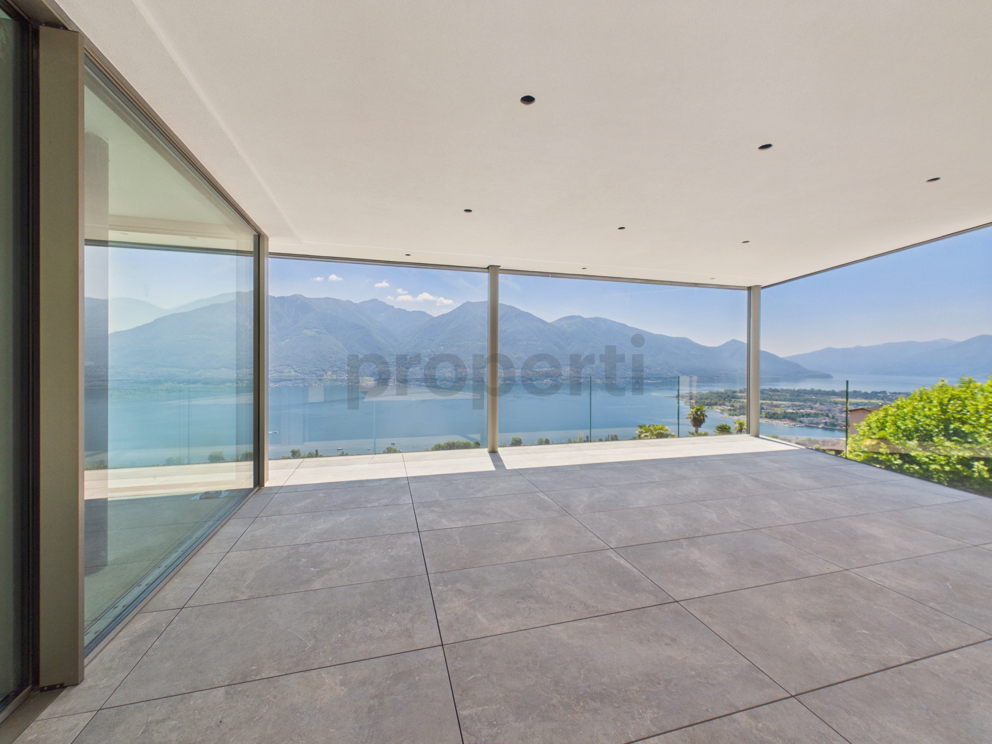 Überdachte Terrasse mit Panoramablick