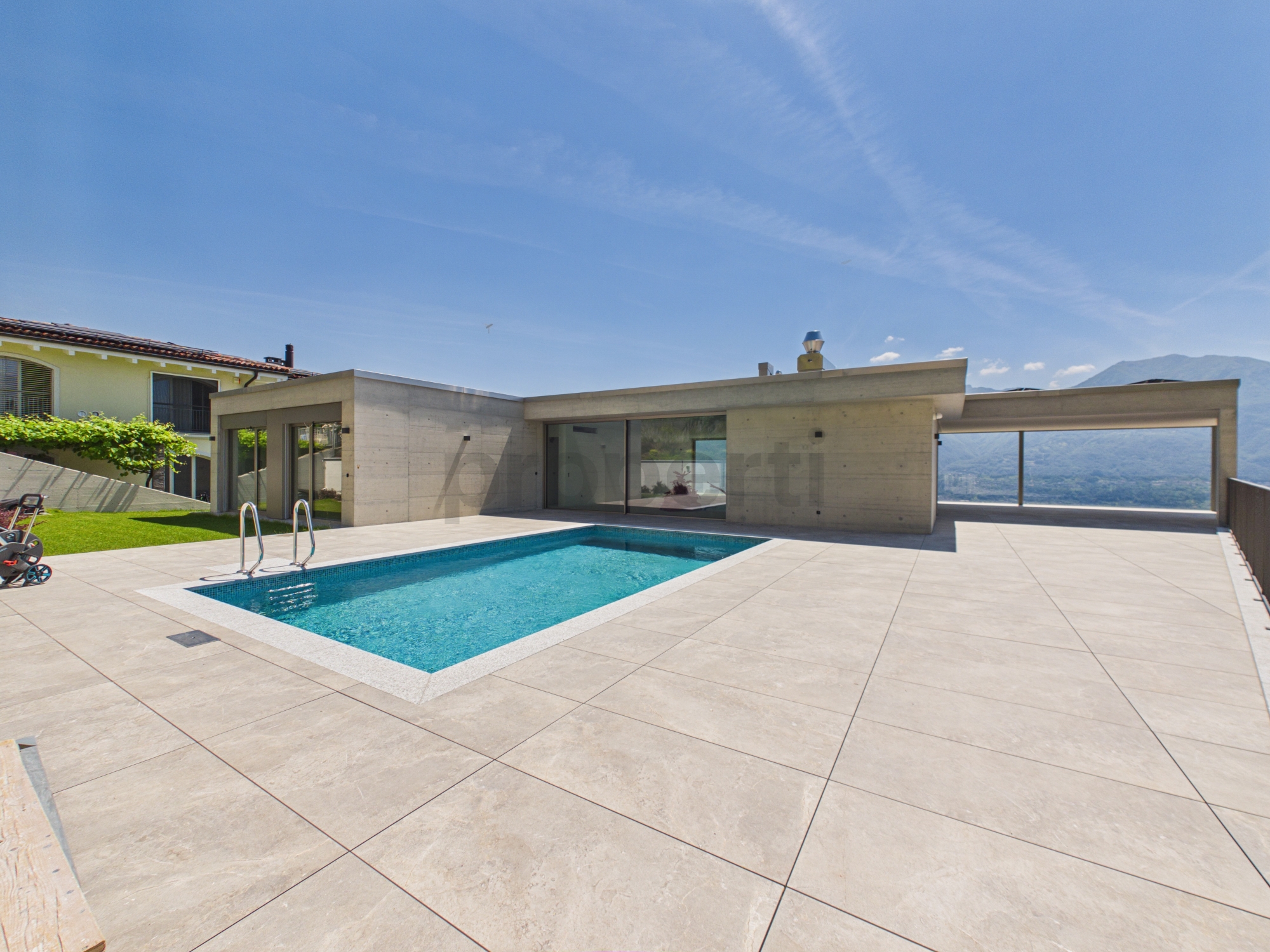 Moderne Terrasse mit Pool und Bergblick