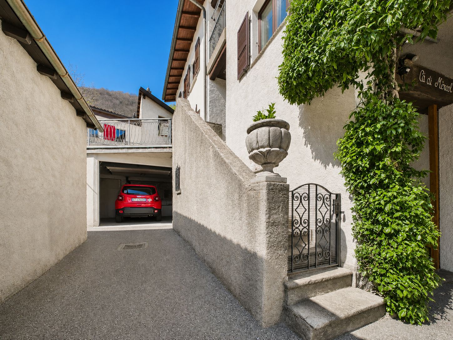 Mediterraner Innenhof mit Garage und Balkon
