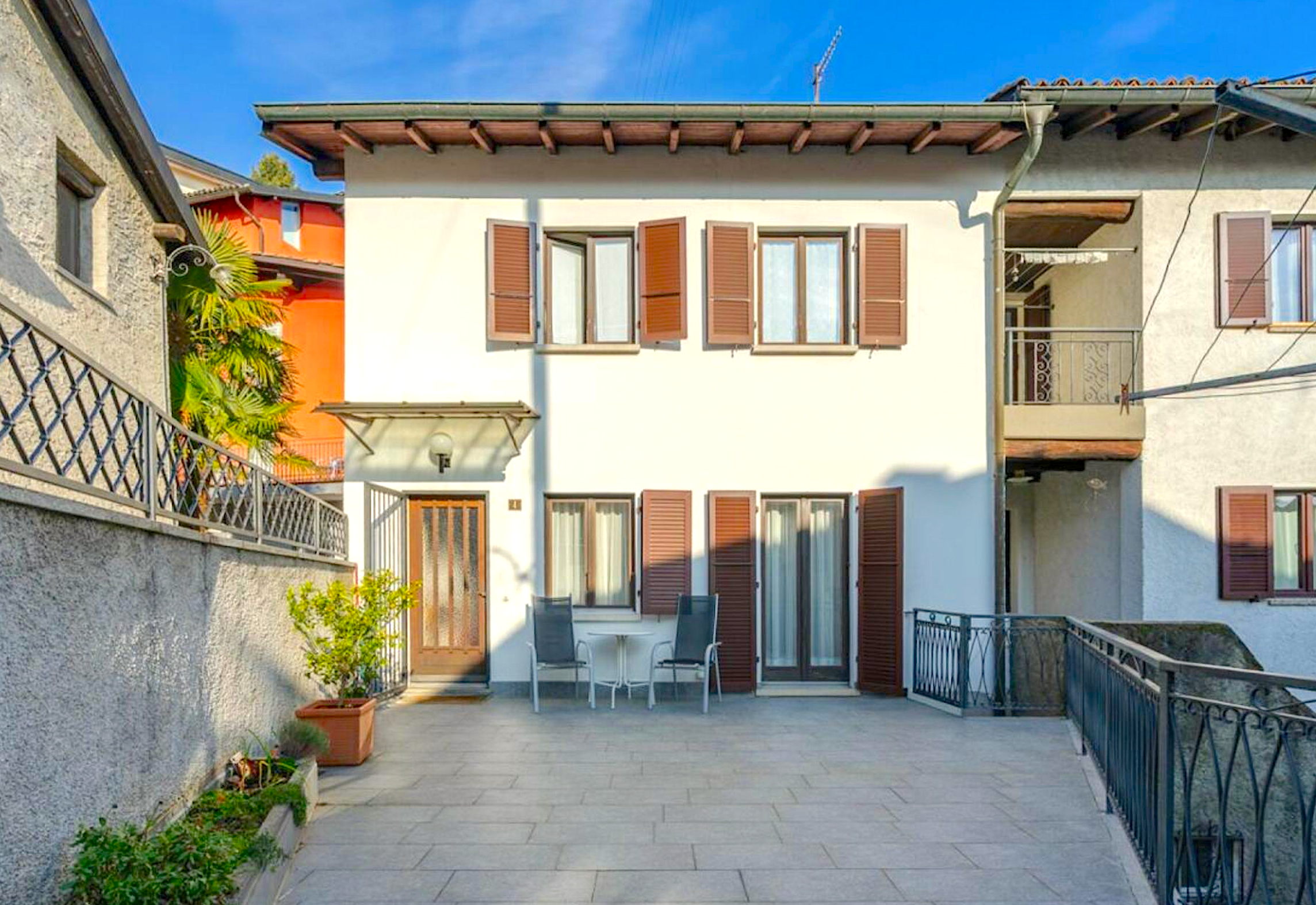 Sonnige Terrasse vor einem Wohnhaus