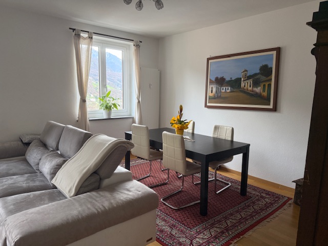 Wohnzimmer mit Essbereich und Bergblick