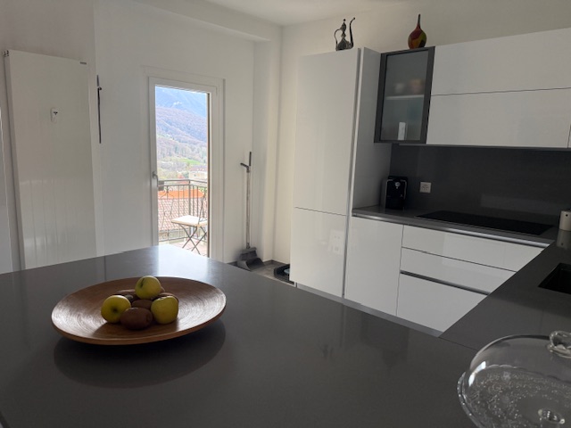 Moderne Küche mit Blick ins Tal
