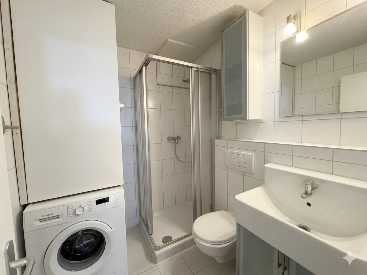 Modernes kleines Badezimmer mit Dusche und Waschtisch