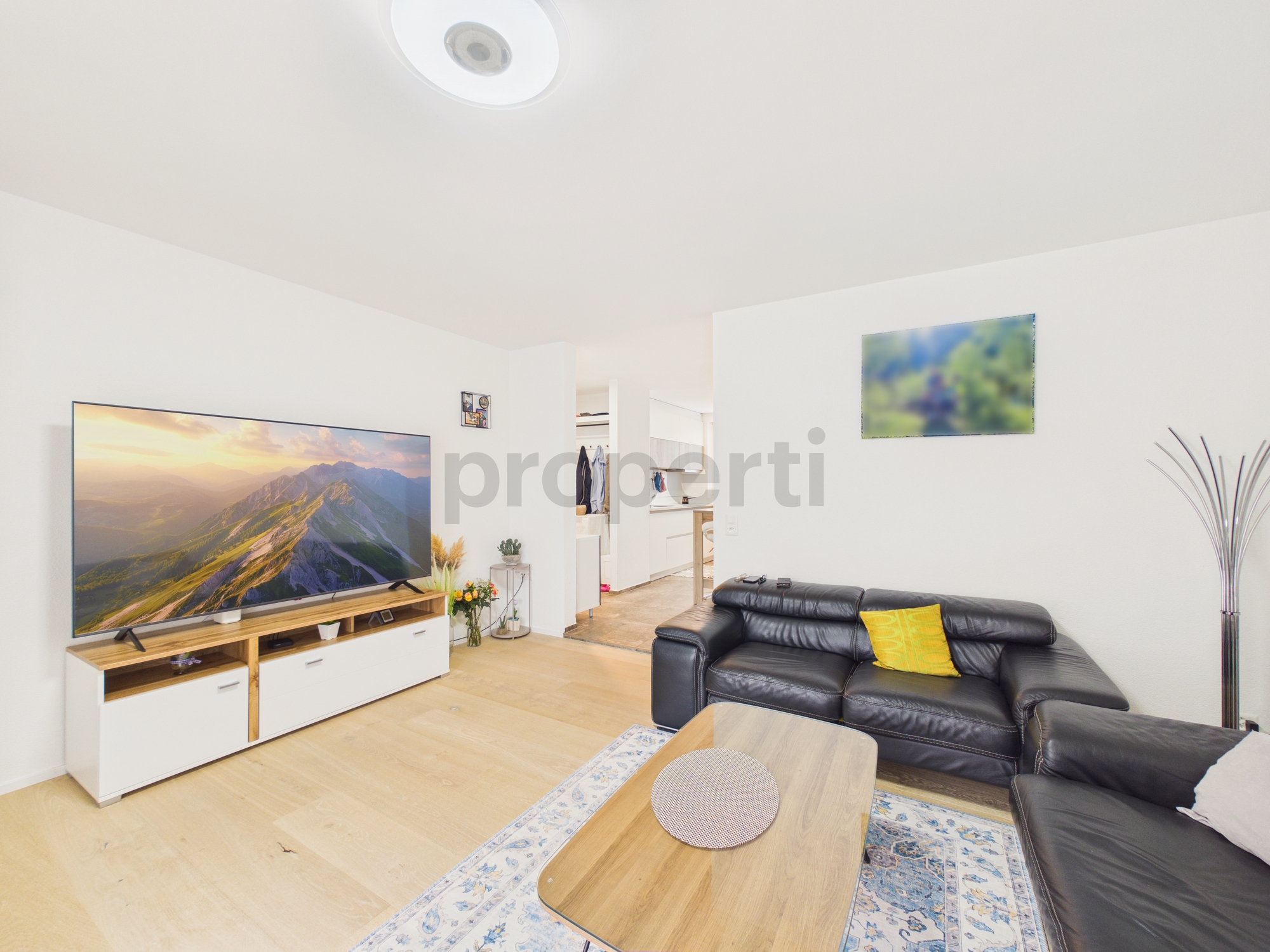 Helles Wohnzimmer mit offener Sicht ins angrenzende Bad