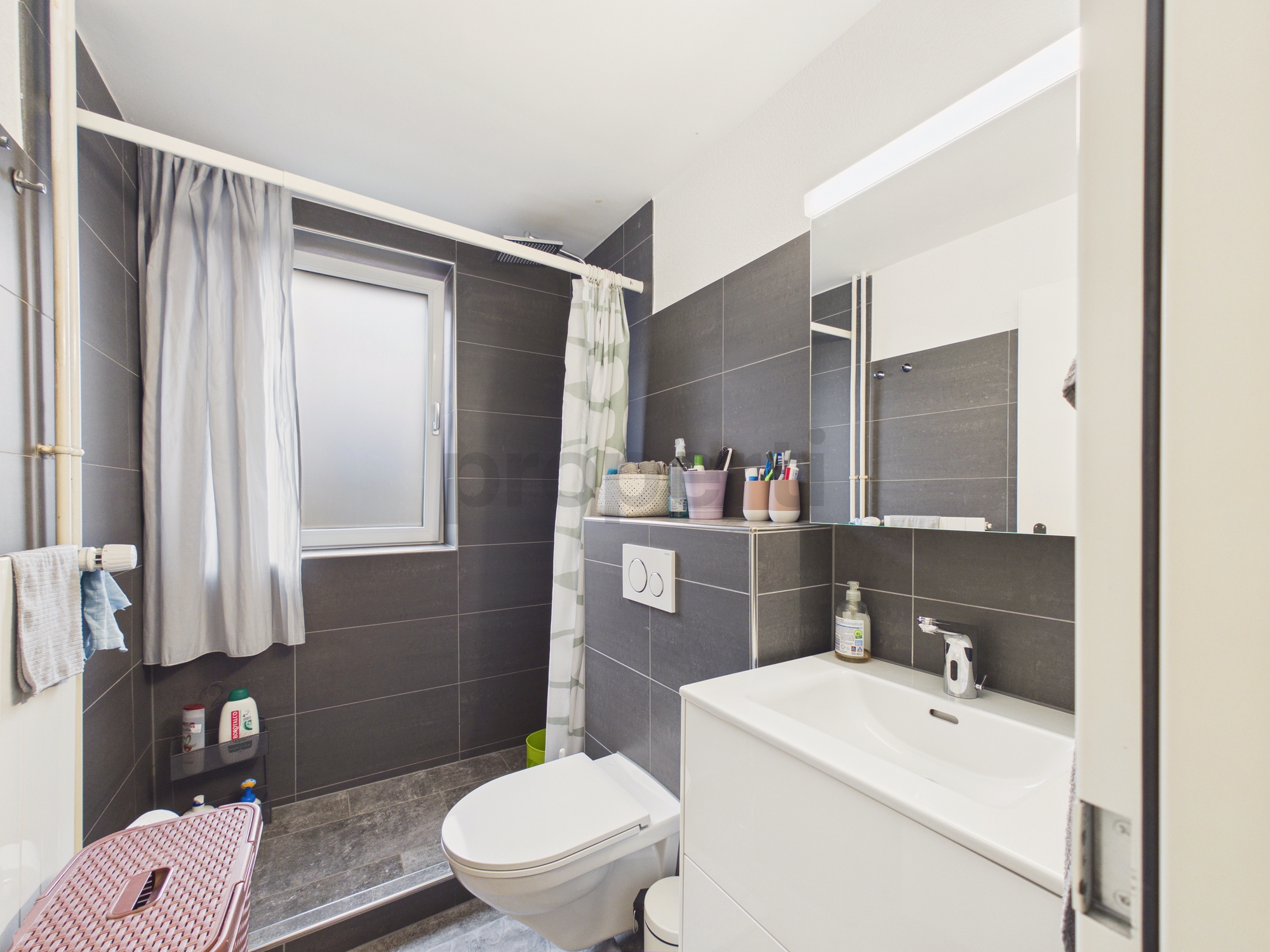 Modernes Badezimmer mit dunklen Fliesen
