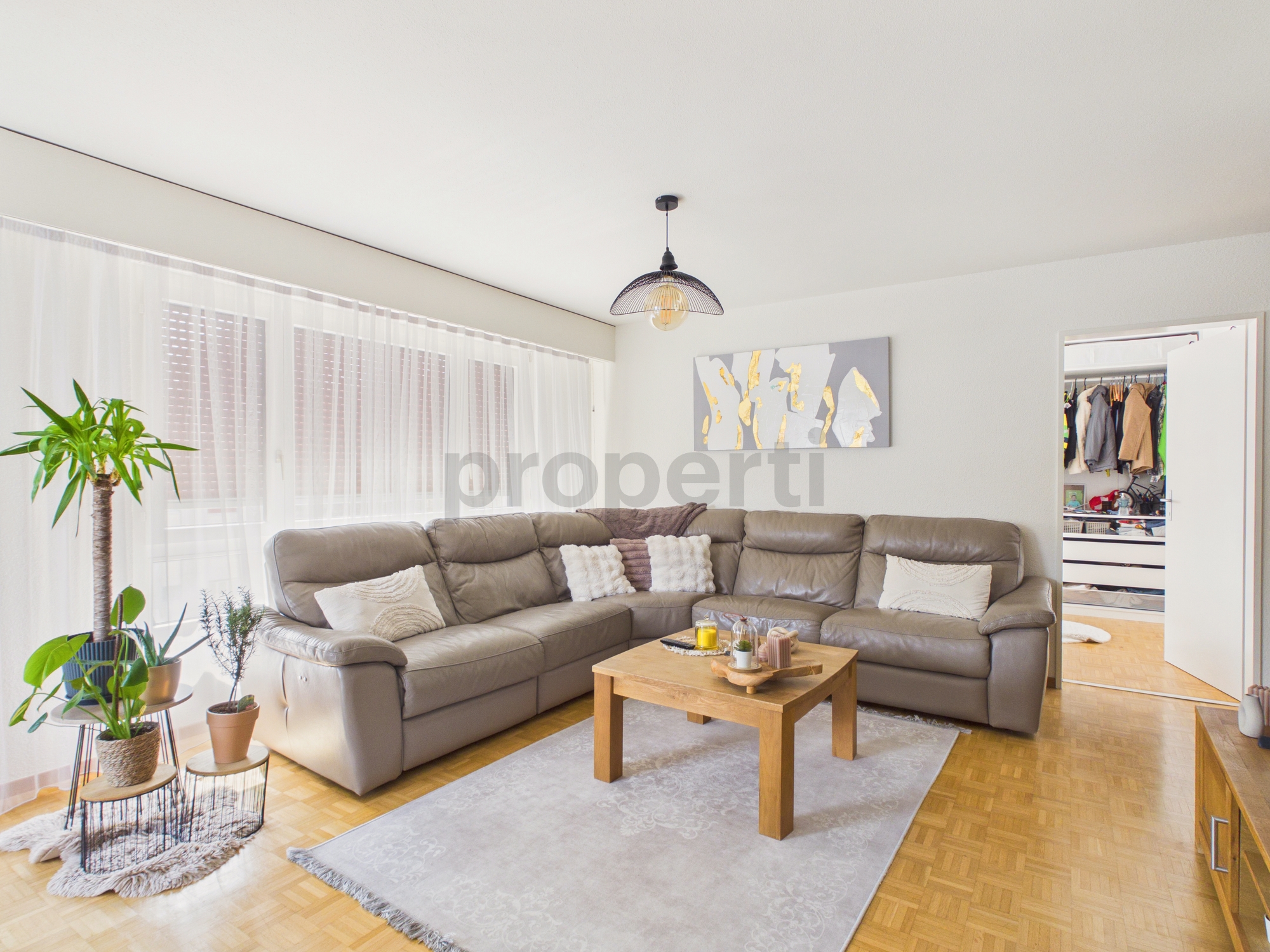 Helles Wohnzimmer mit L‑förmigem Sofa