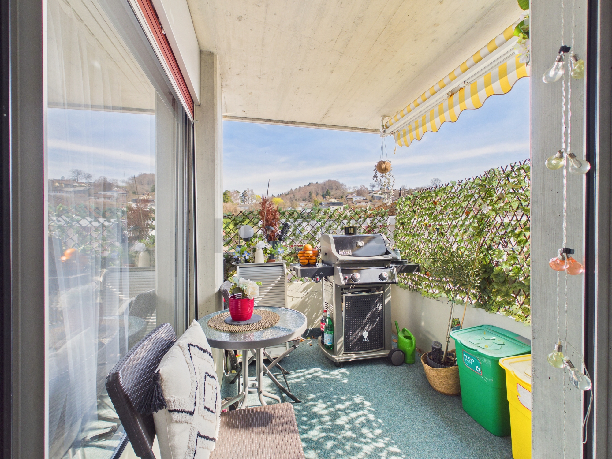 Überdachter Balkon mit Grill und Sitzplatz