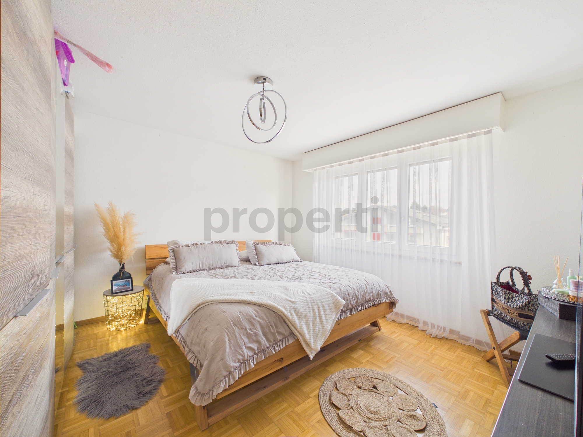Helles Schlafzimmer mit Holzbett
