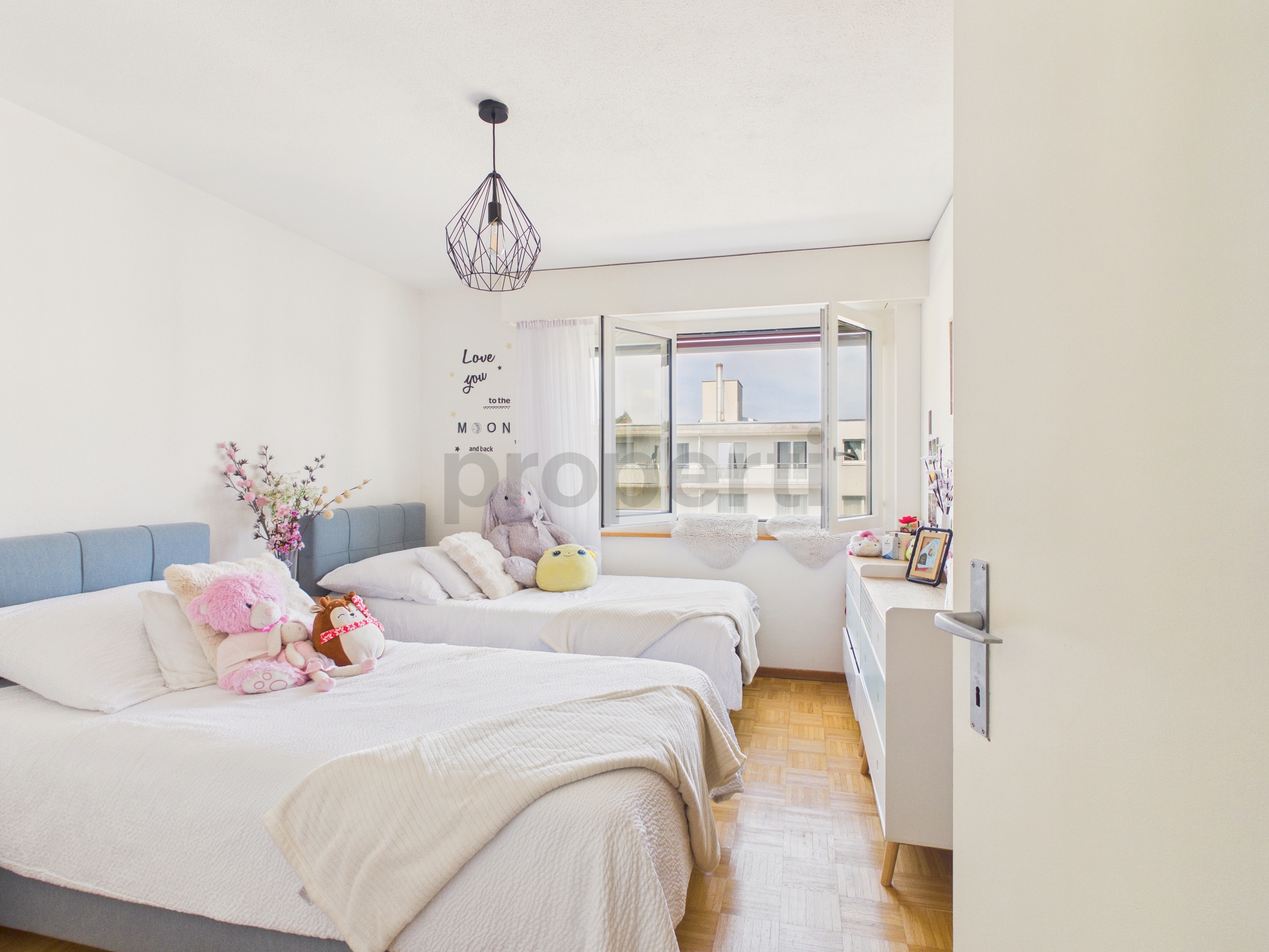 Helles Schlafzimmer mit zwei Betten