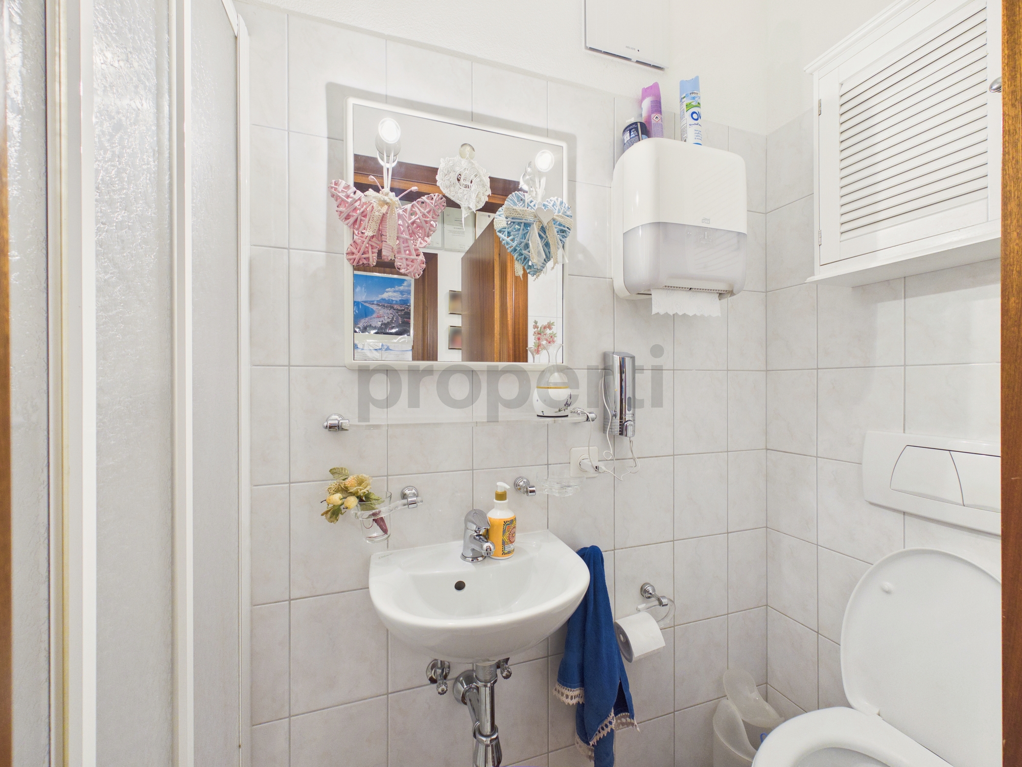 Kleines Gäste-WC mit Waschbecken und WC