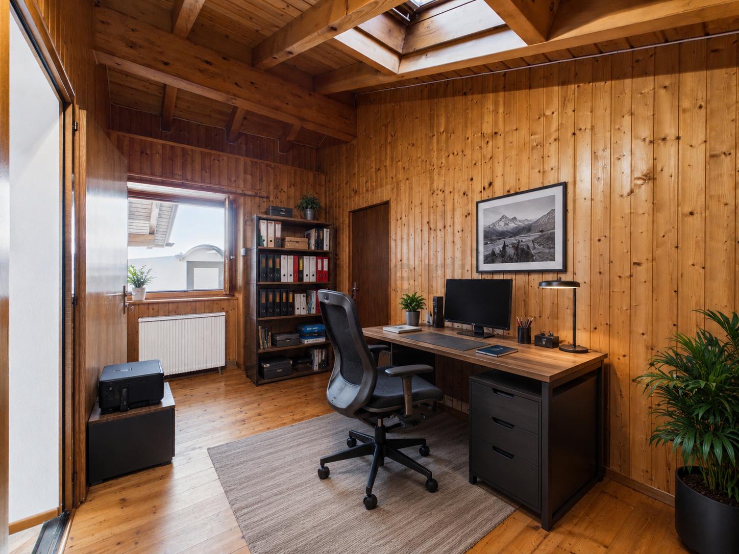 Holzvertägeltes Arbeitszimmer mit Dachfenster