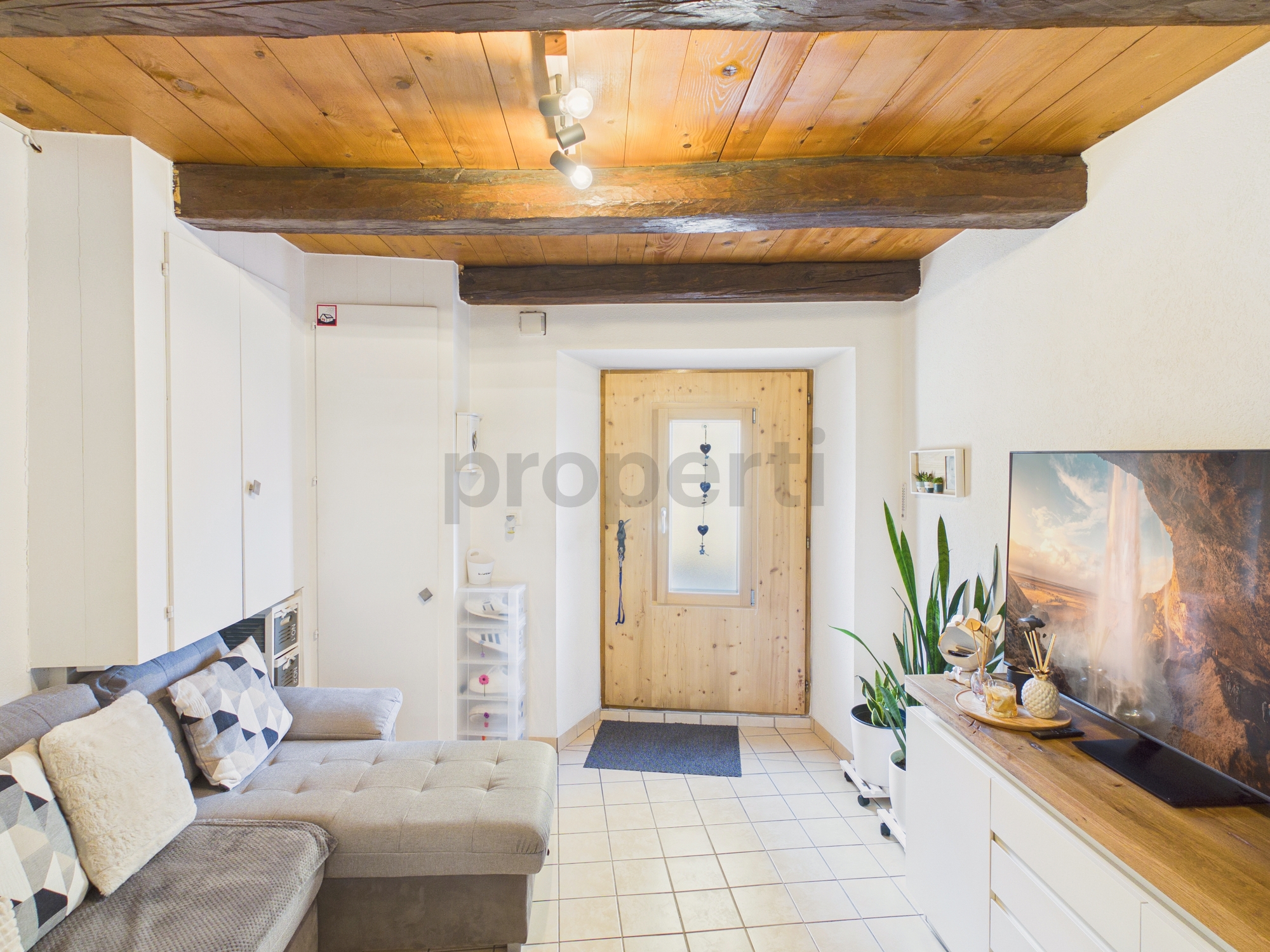 Gemütliches Wohnzimmer mit sichtbaren Holzbalken