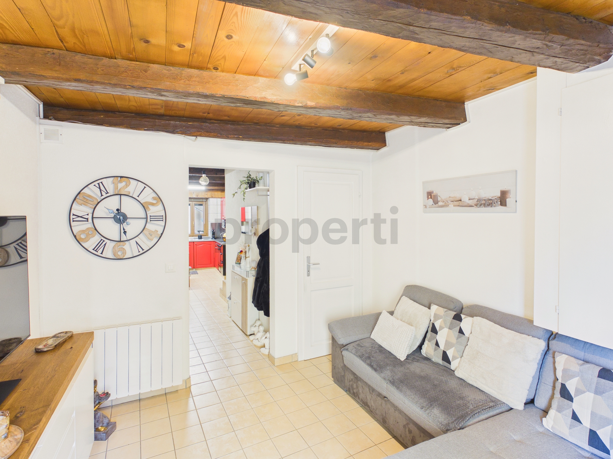 Gemütliches Wohnzimmer mit sichtbaren Holzbalken