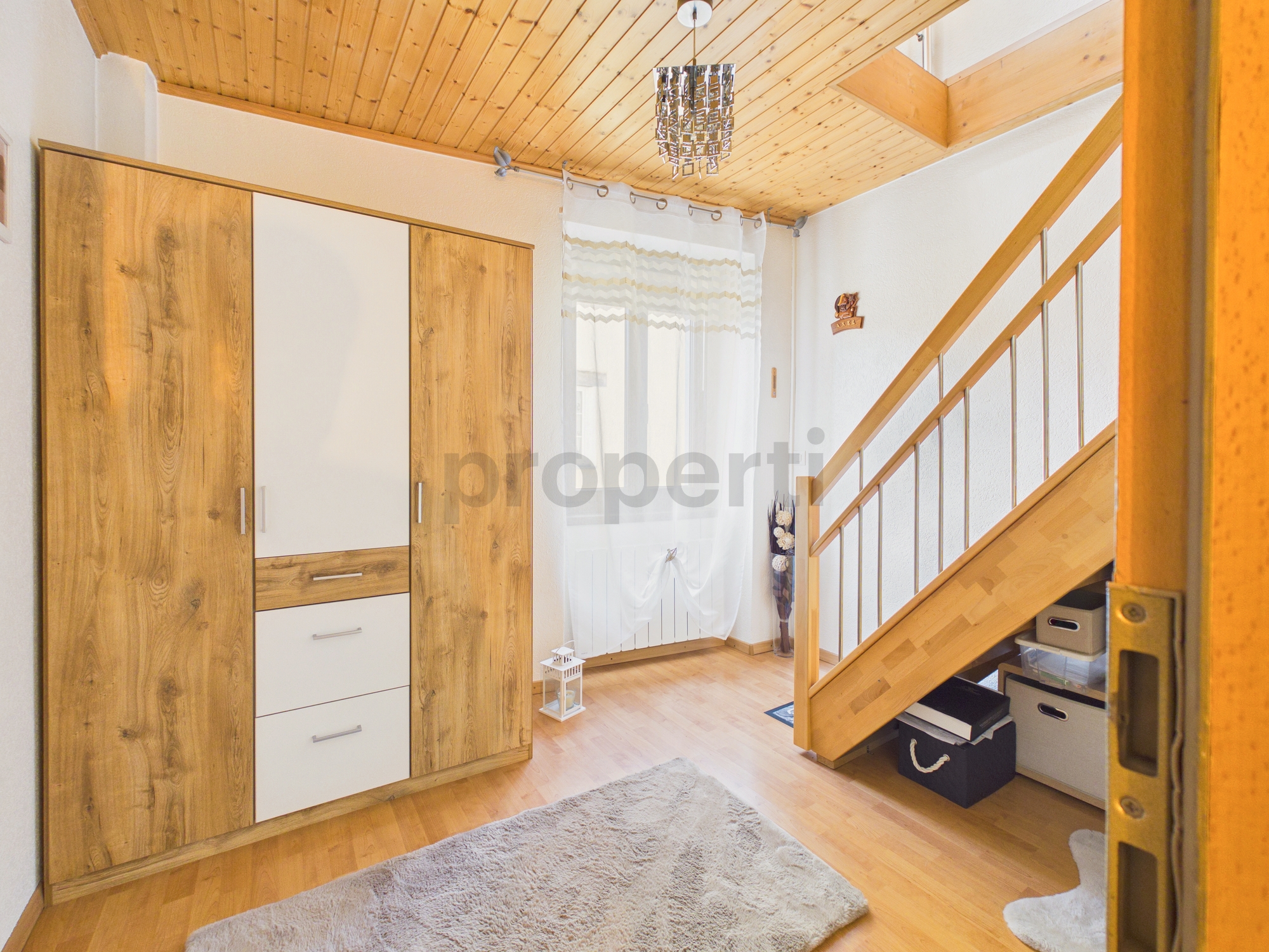 Helles Schlafzimmer mit Holztreppe