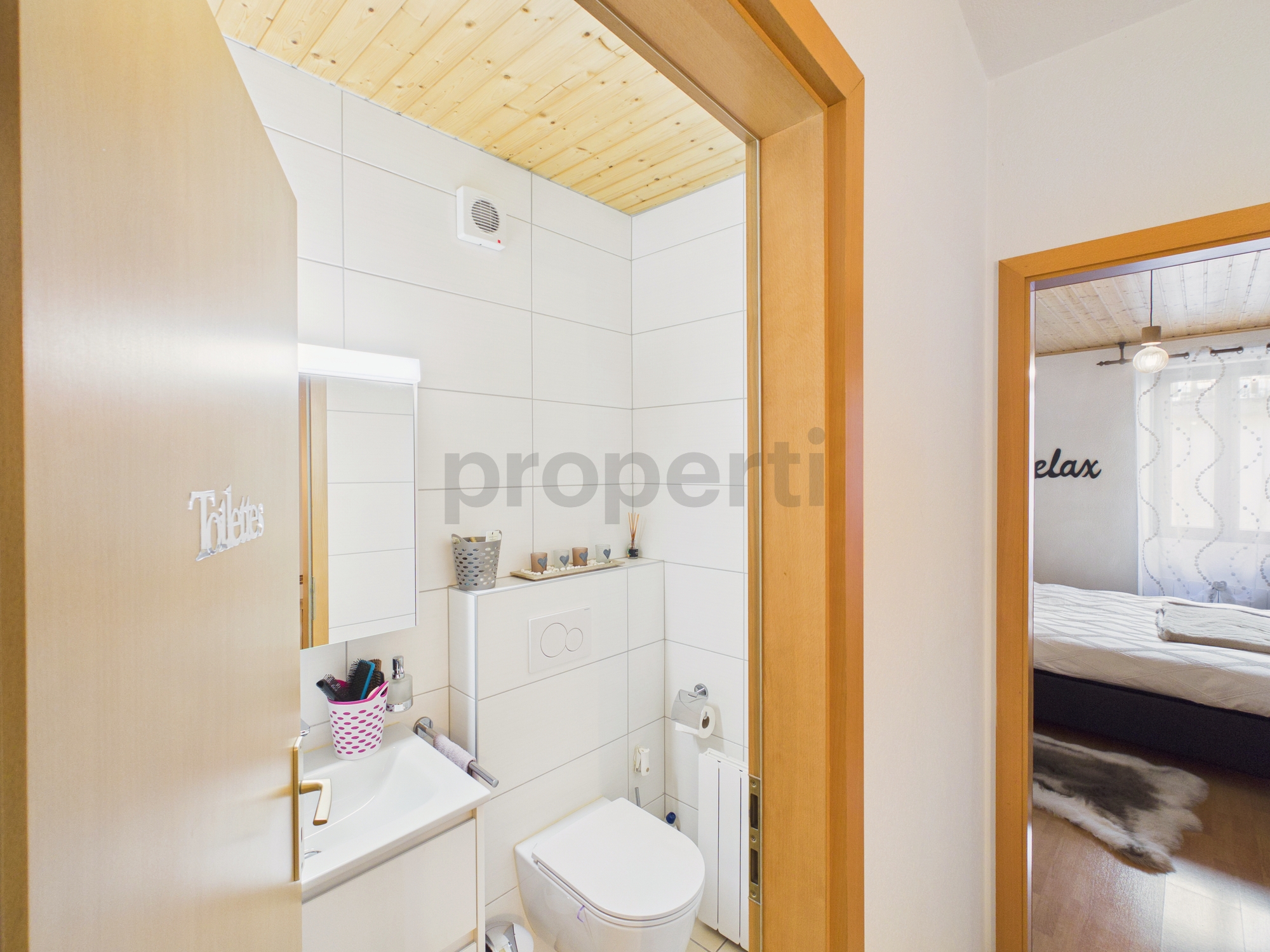 Gäste-WC mit Blick ins Schlafzimmer