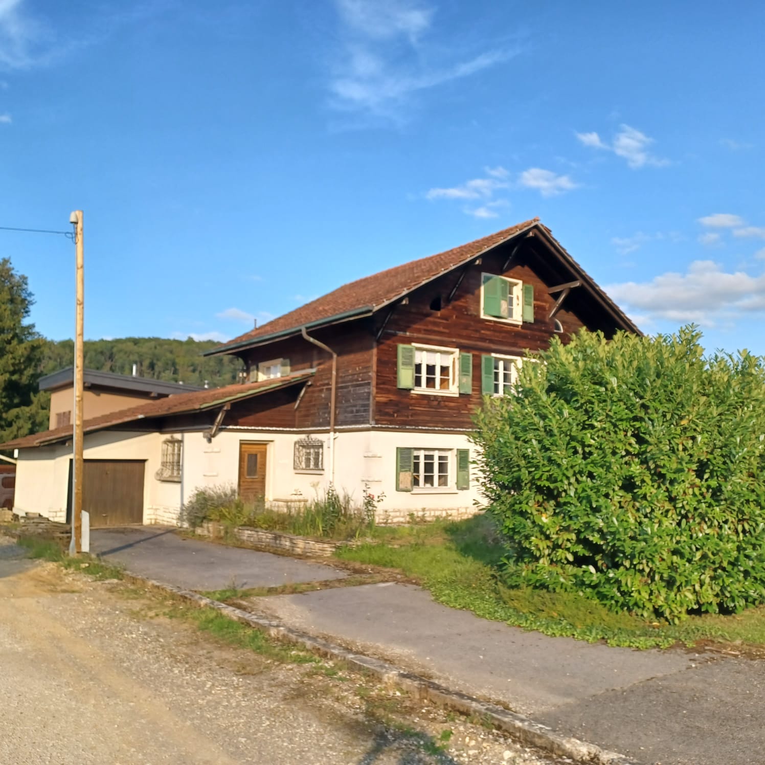 Ländliches Haus mit Schindelfassade