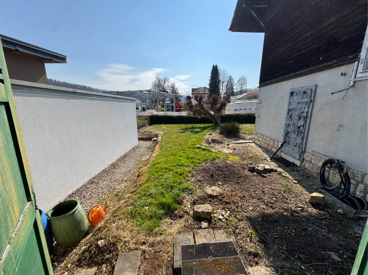 Seitlicher Garten- und Hofbereich zwischen zwei Gebäuden