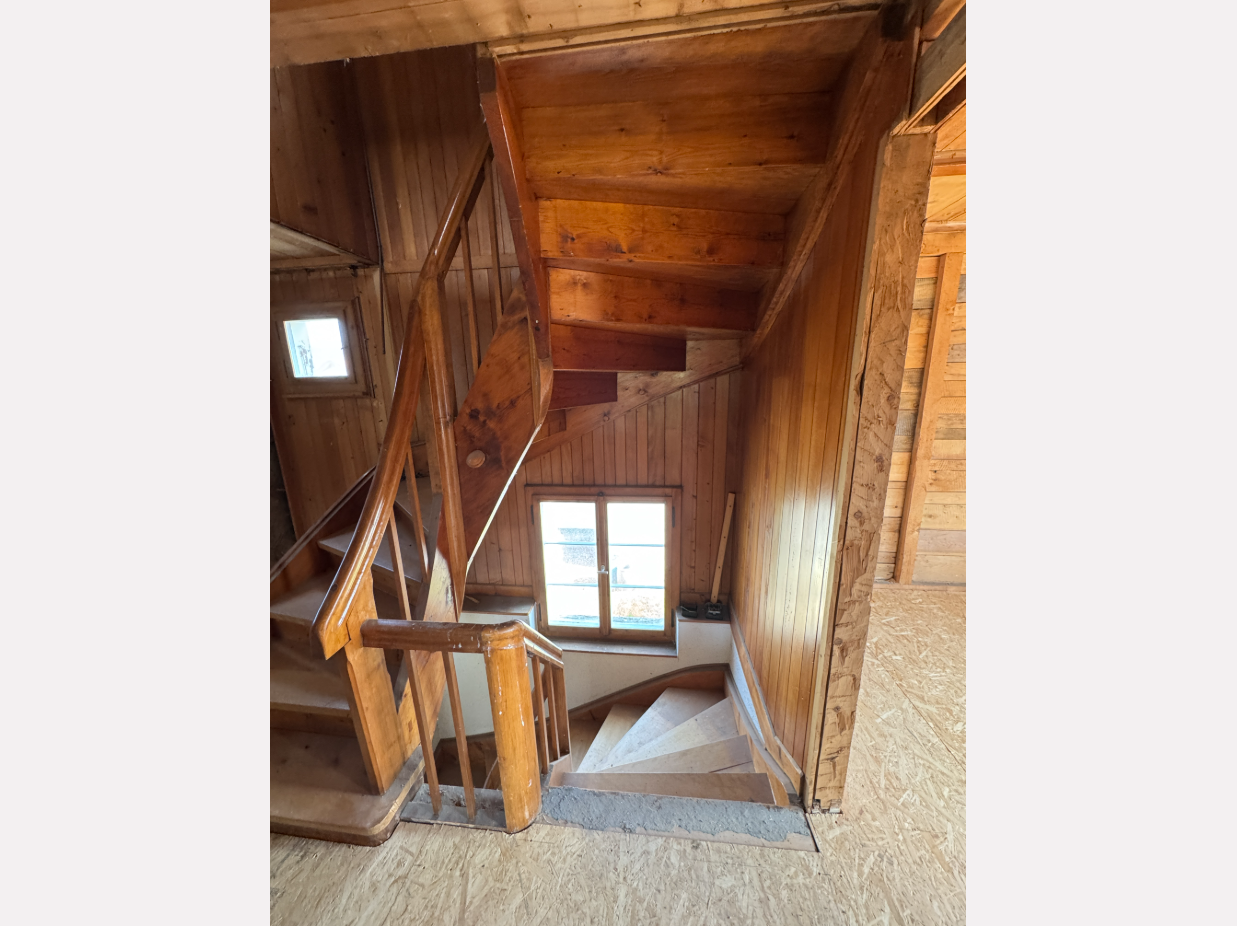 Holztreppe in einem rustikalen Innenbereich
