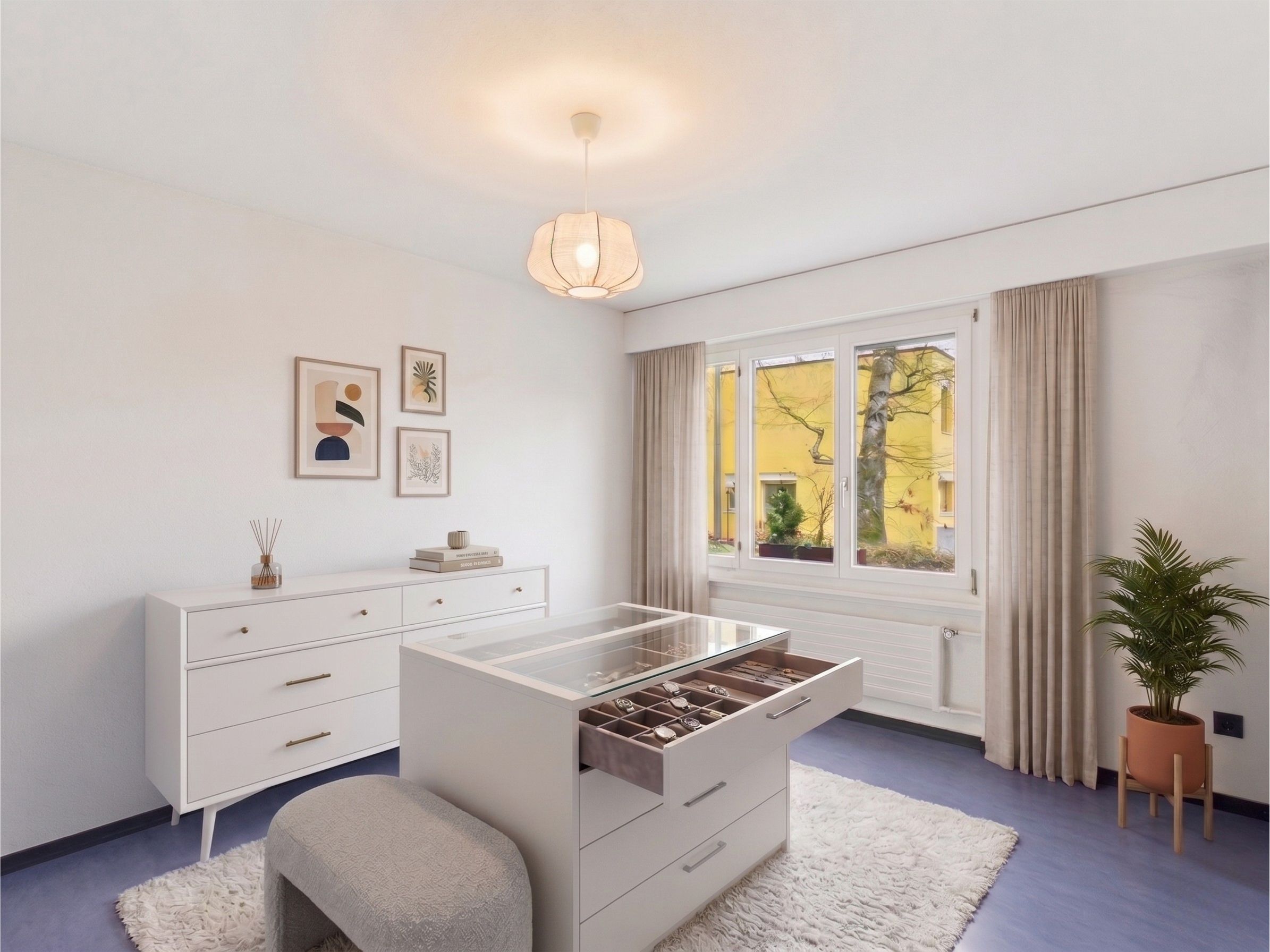 Helles Ankleidezimmer mit Fenster