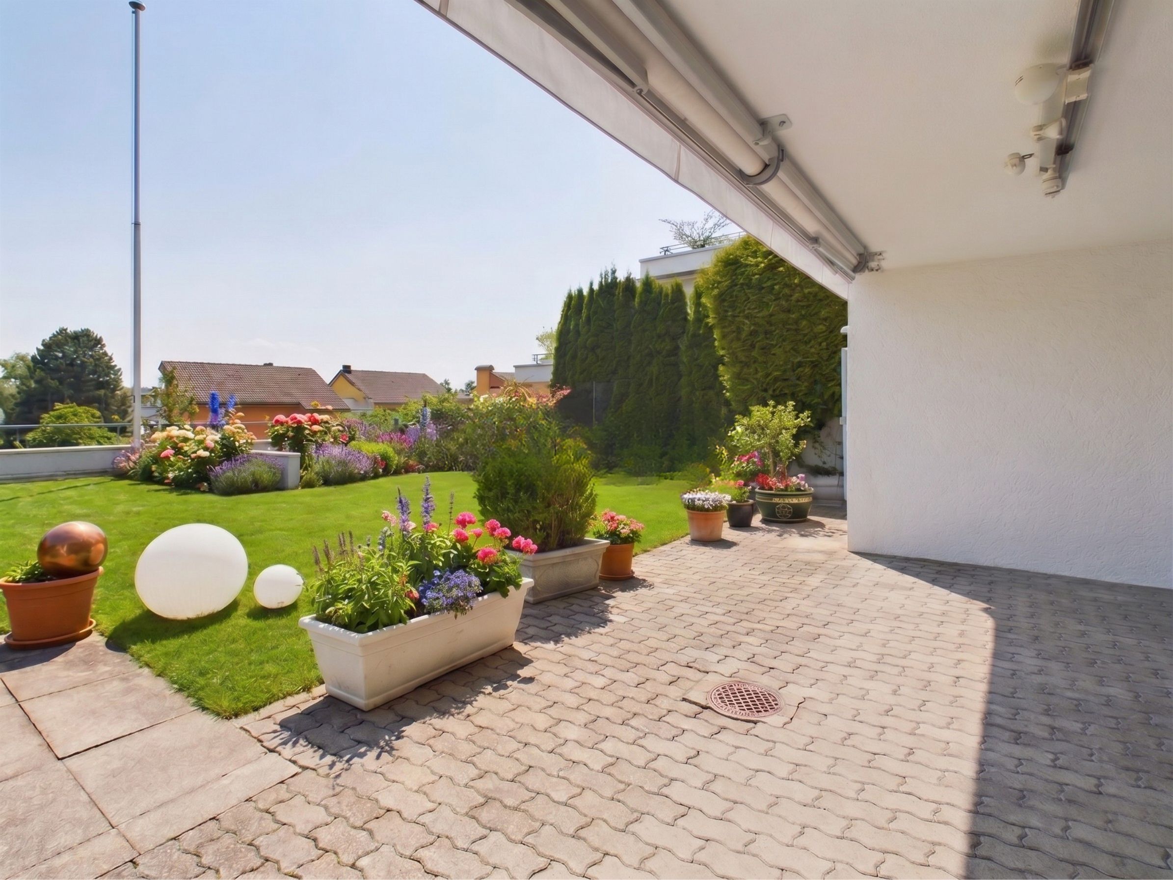 Terrasse mit Gartenblick