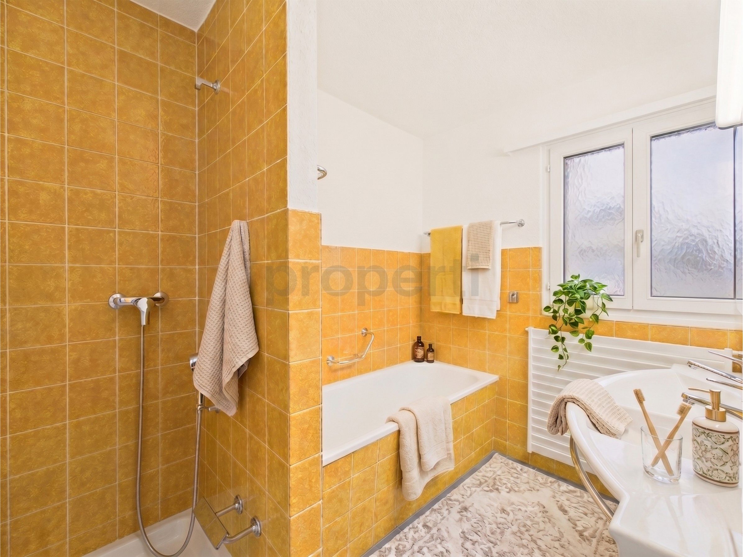 Helles Badezimmer mit gelb-orangefarbenen Fliesen
