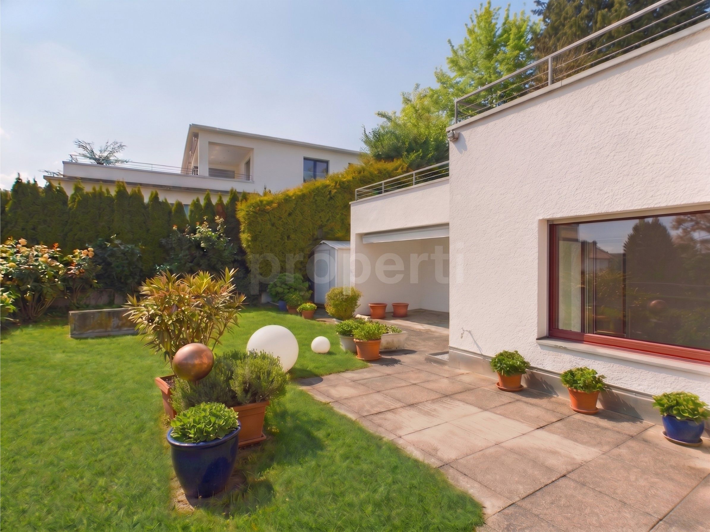 Gepflegter Garten mit moderner Villa