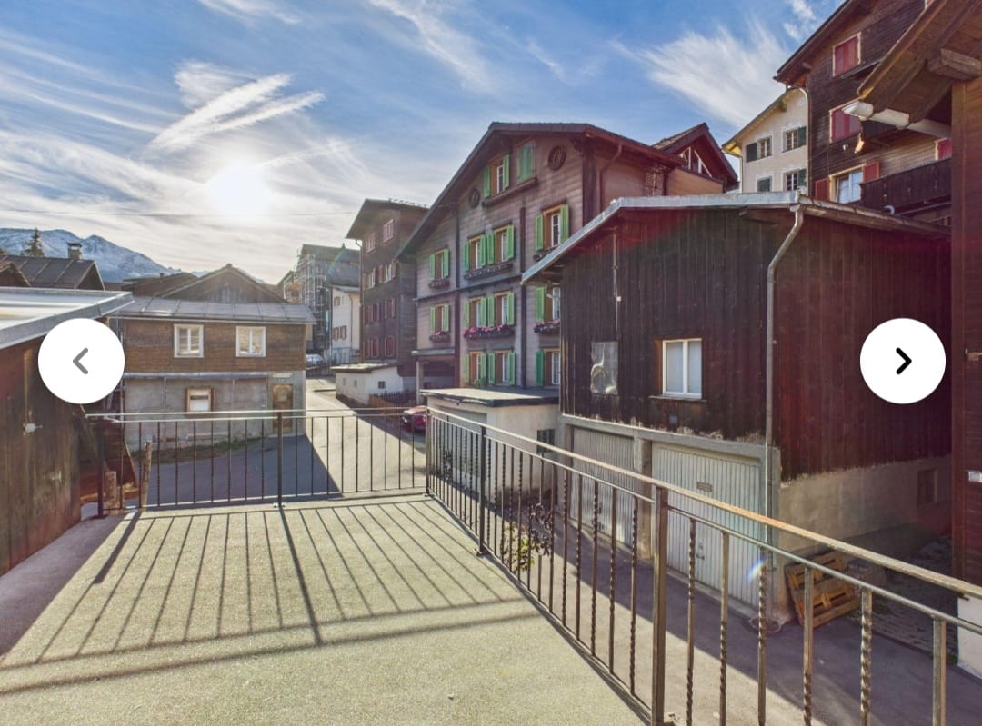 Balkon mit Berg- und Dorfblick