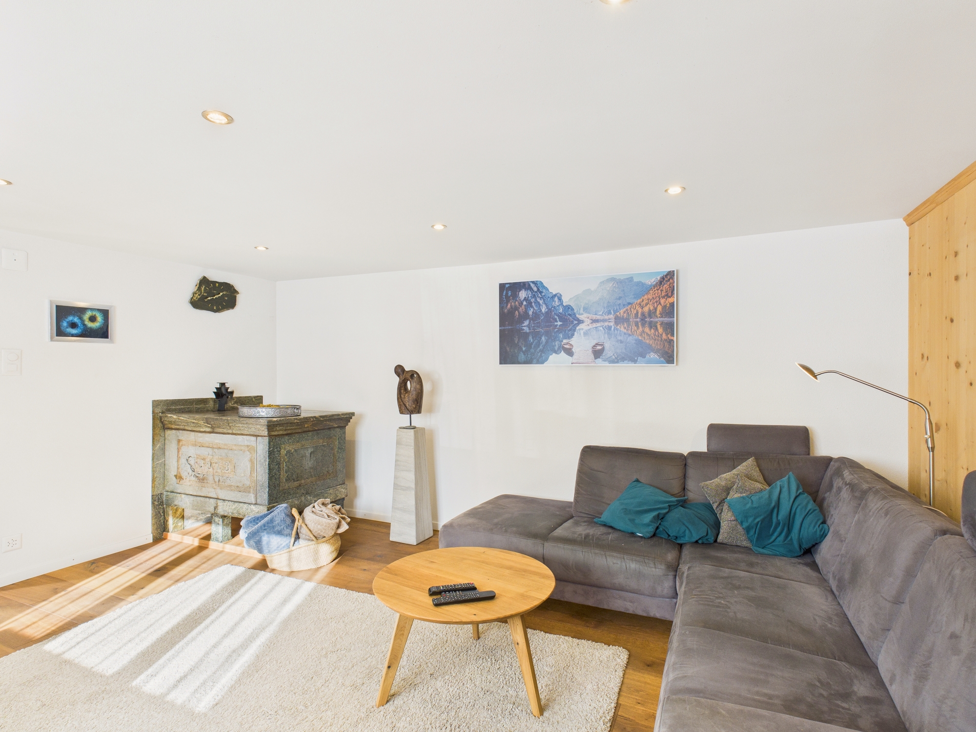Wohnzimmer mit Kamin und Ecksofa