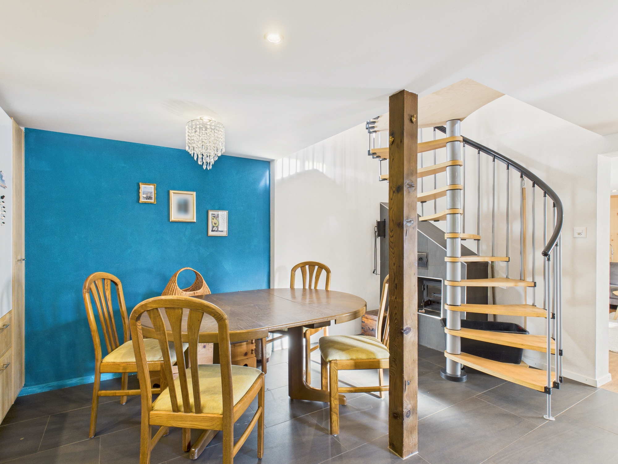 Essbereich mit Wendeltreppe