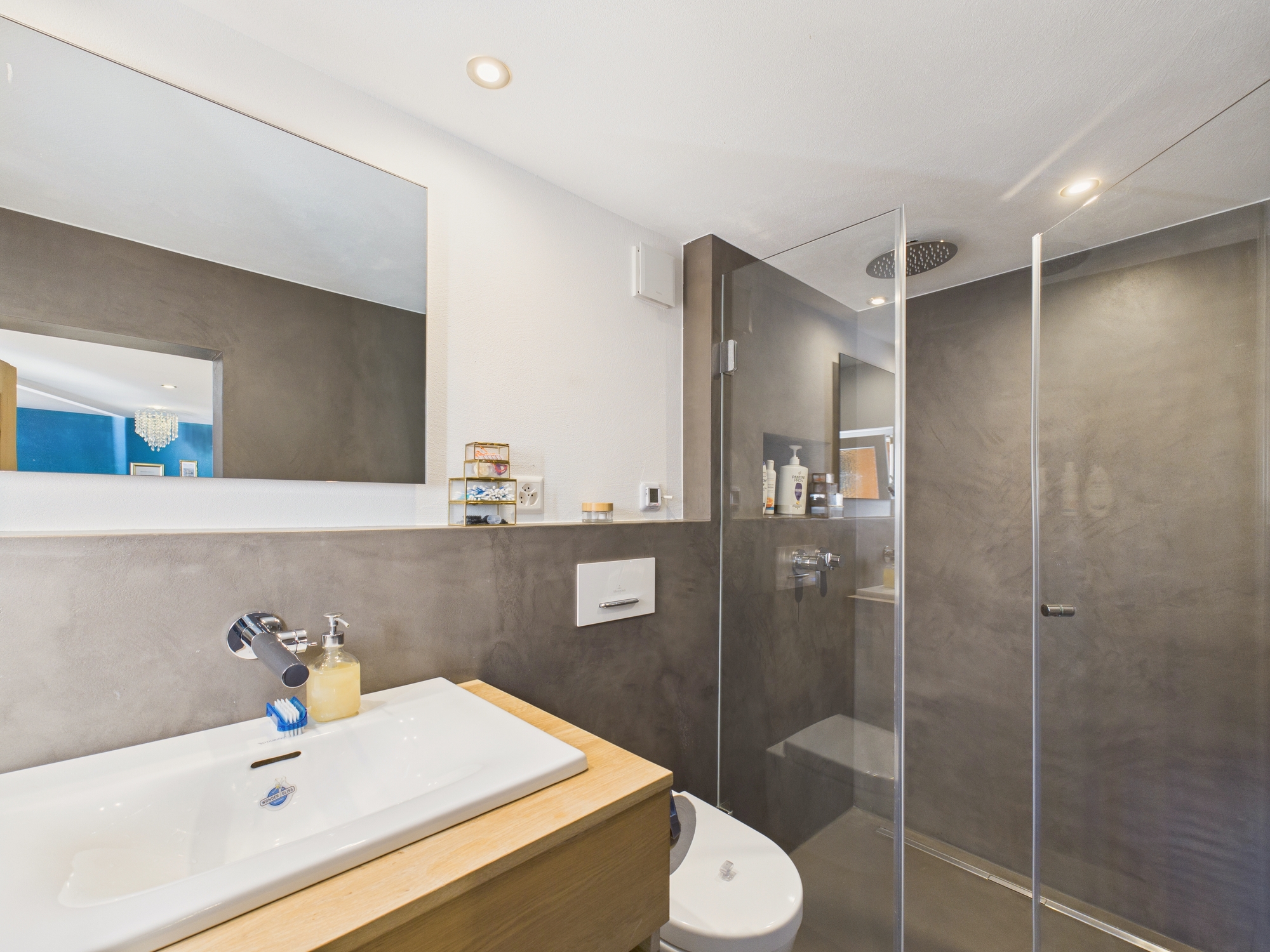 Modernes Badezimmer mit Dusche und Waschplatz