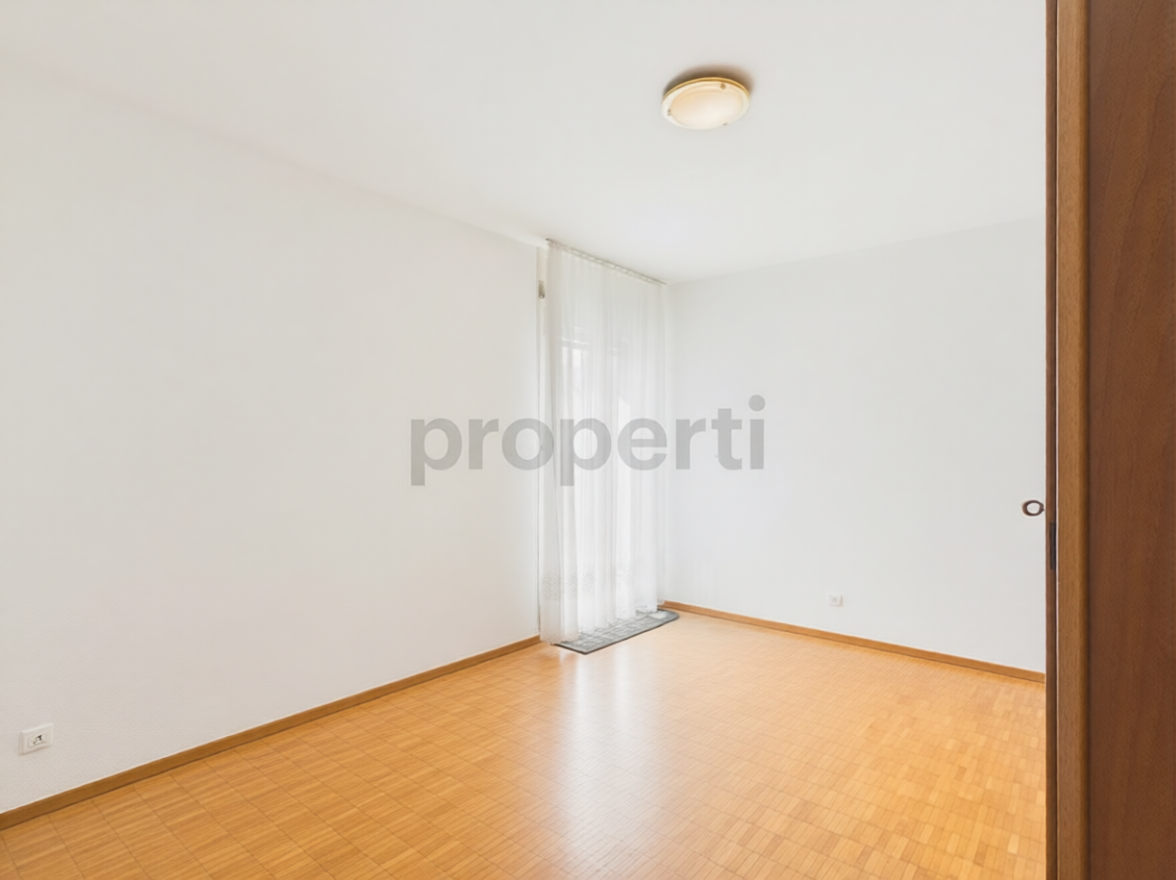 Leerer, heller Wohnraum mit Holzboden