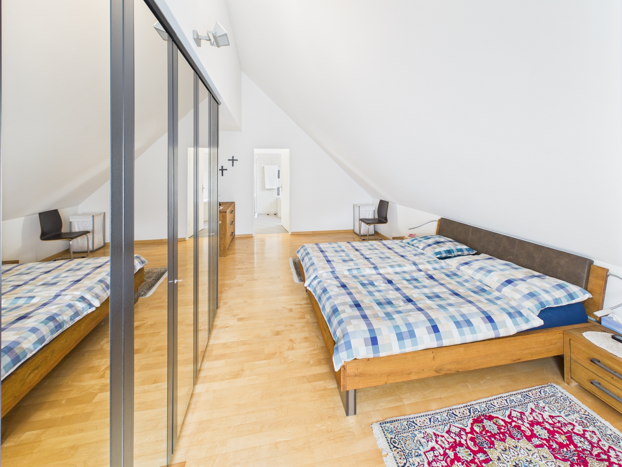 Helles Dachgeschoss-Schlafzimmer