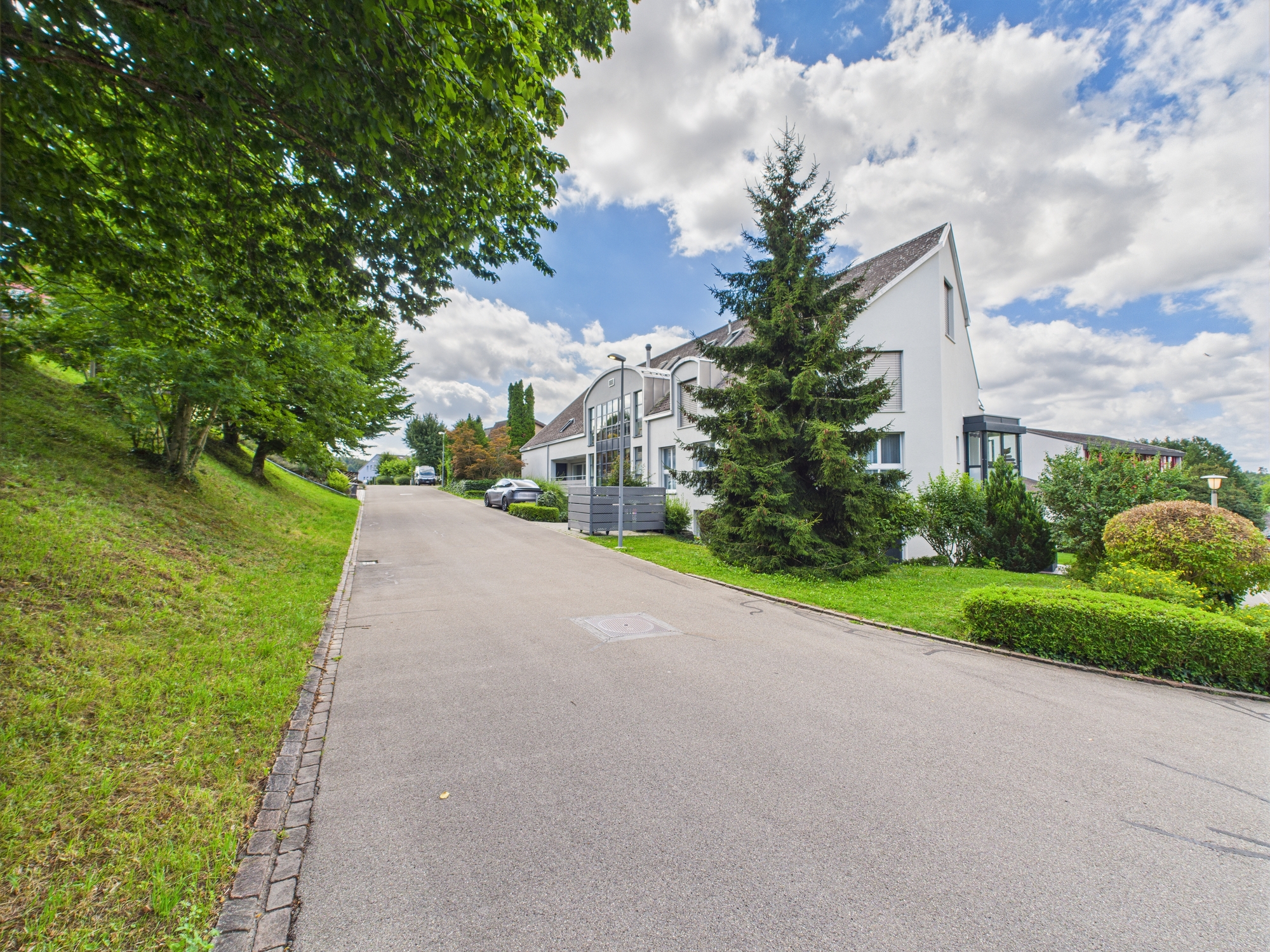 Wohnhaus an einer begrünten Straße