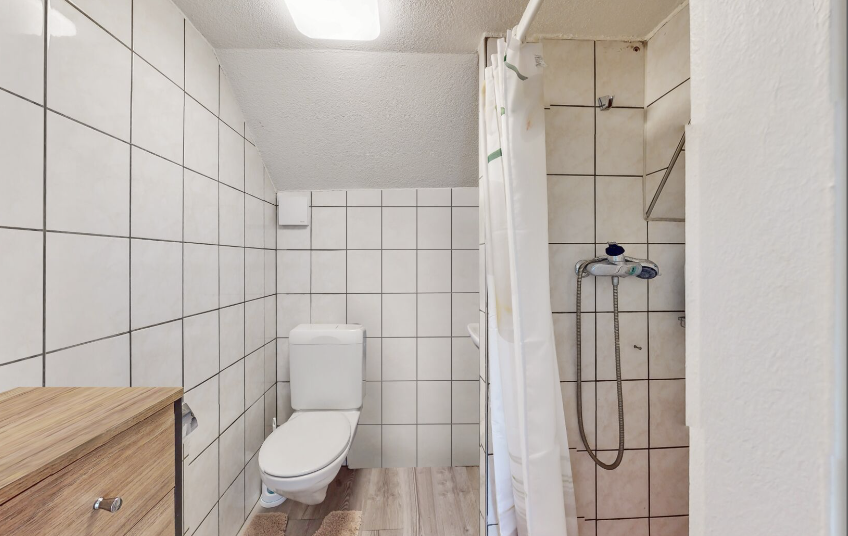 Kleines Badezimmer mit WC und Dusche
