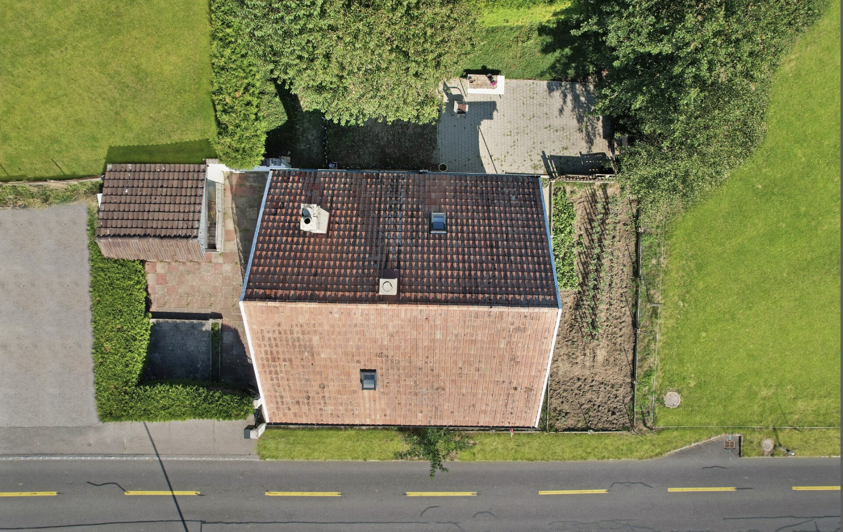 Luftaufnahme eines Wohnhauses mit Garten