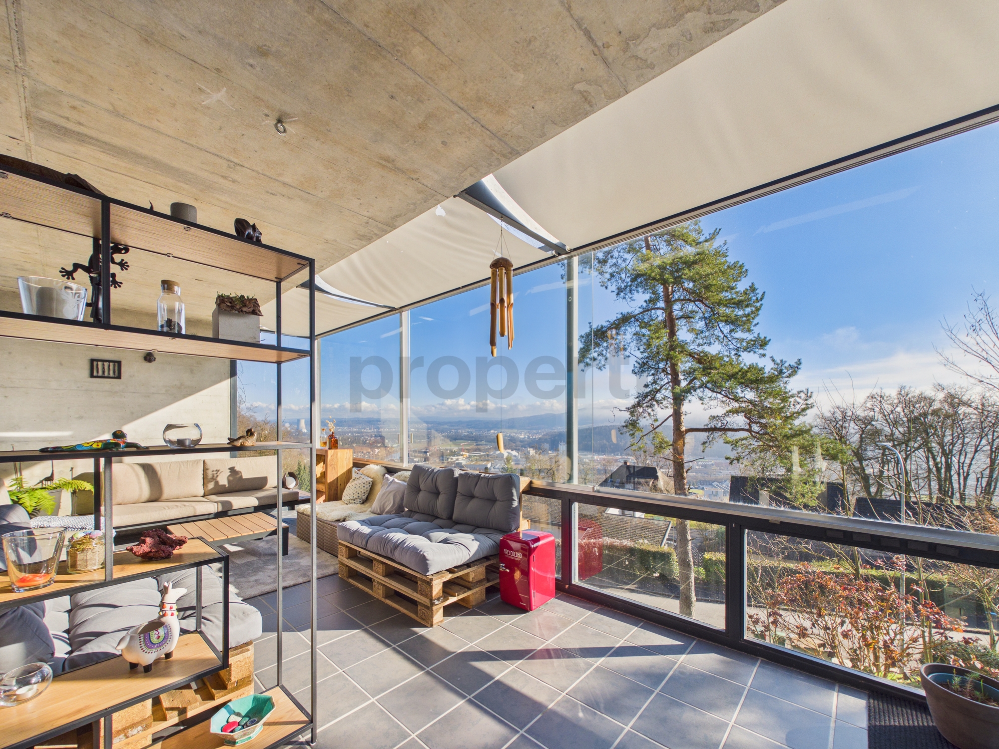 Überdachter Balkon mit Panoramablick