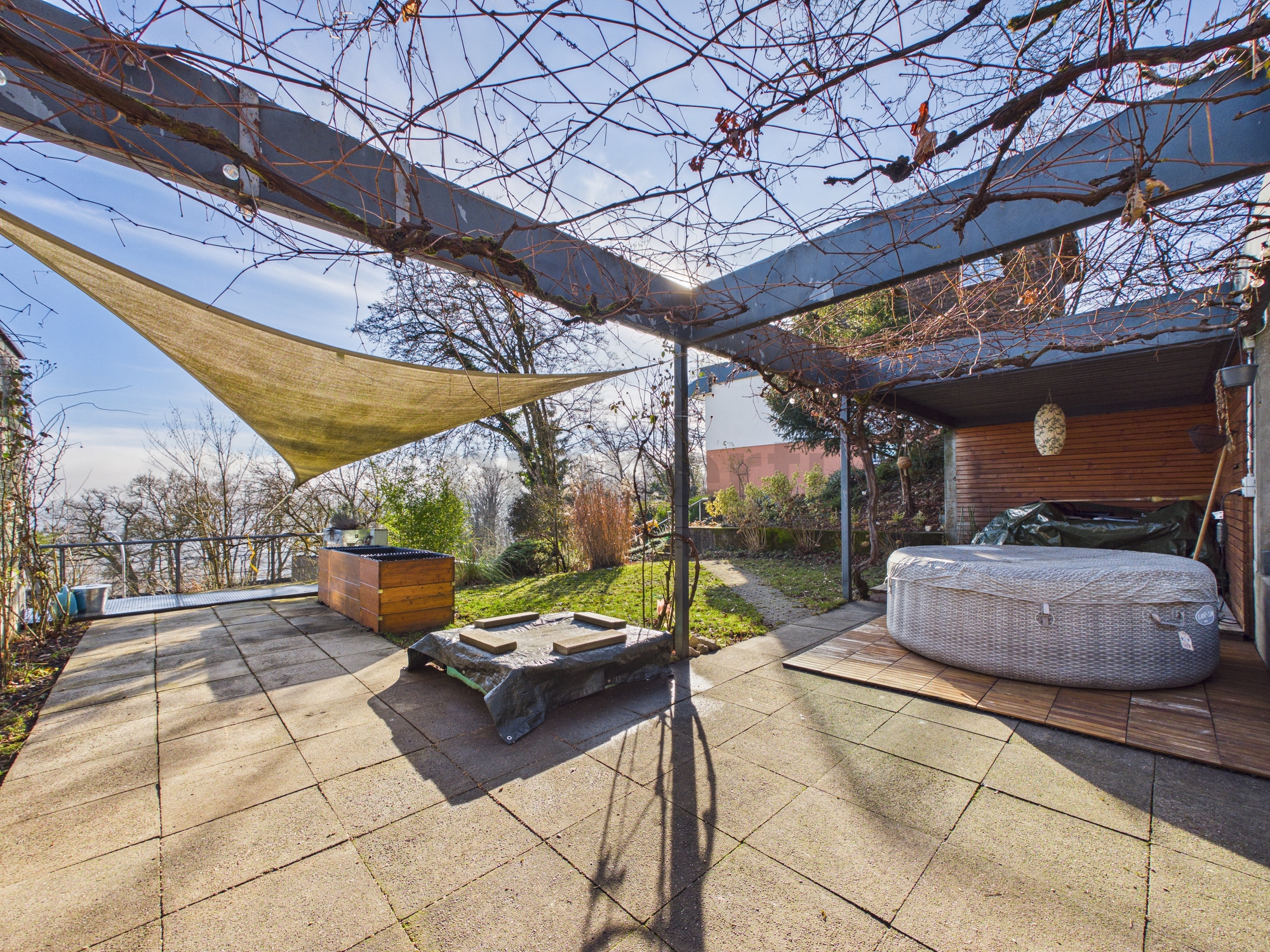 Garten-Terrasse mit Pergola und Whirlpool