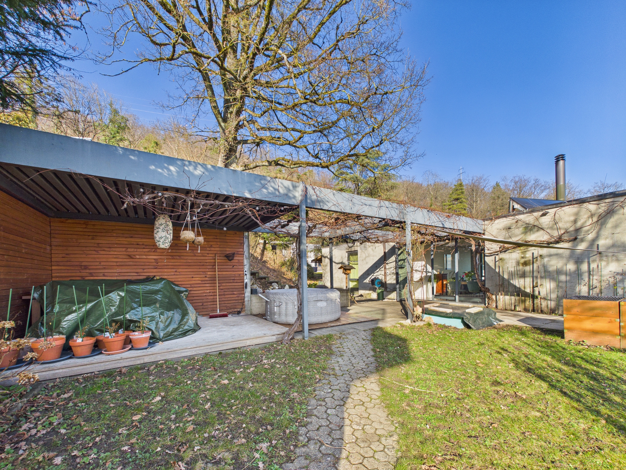 Außenbereich mit Pergola und Garten