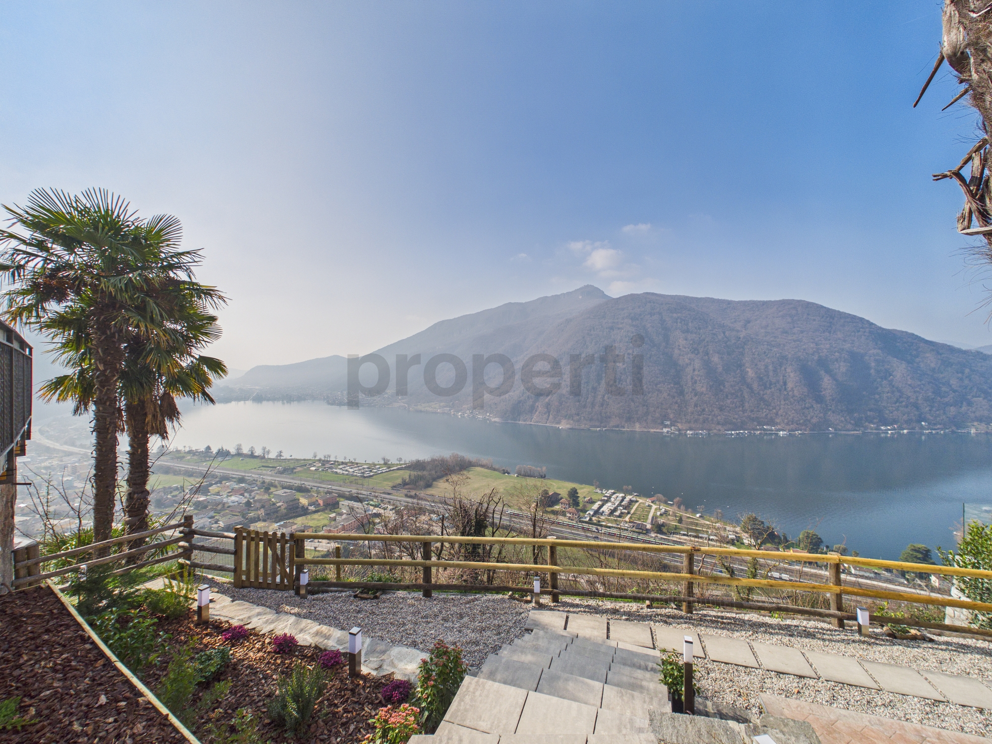 Panoramablick auf See und Berge