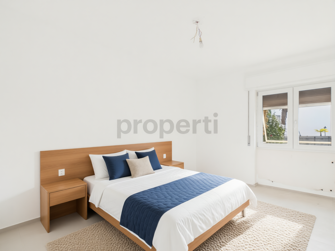 Helles Schlafzimmer mit schlichtem Holzbett