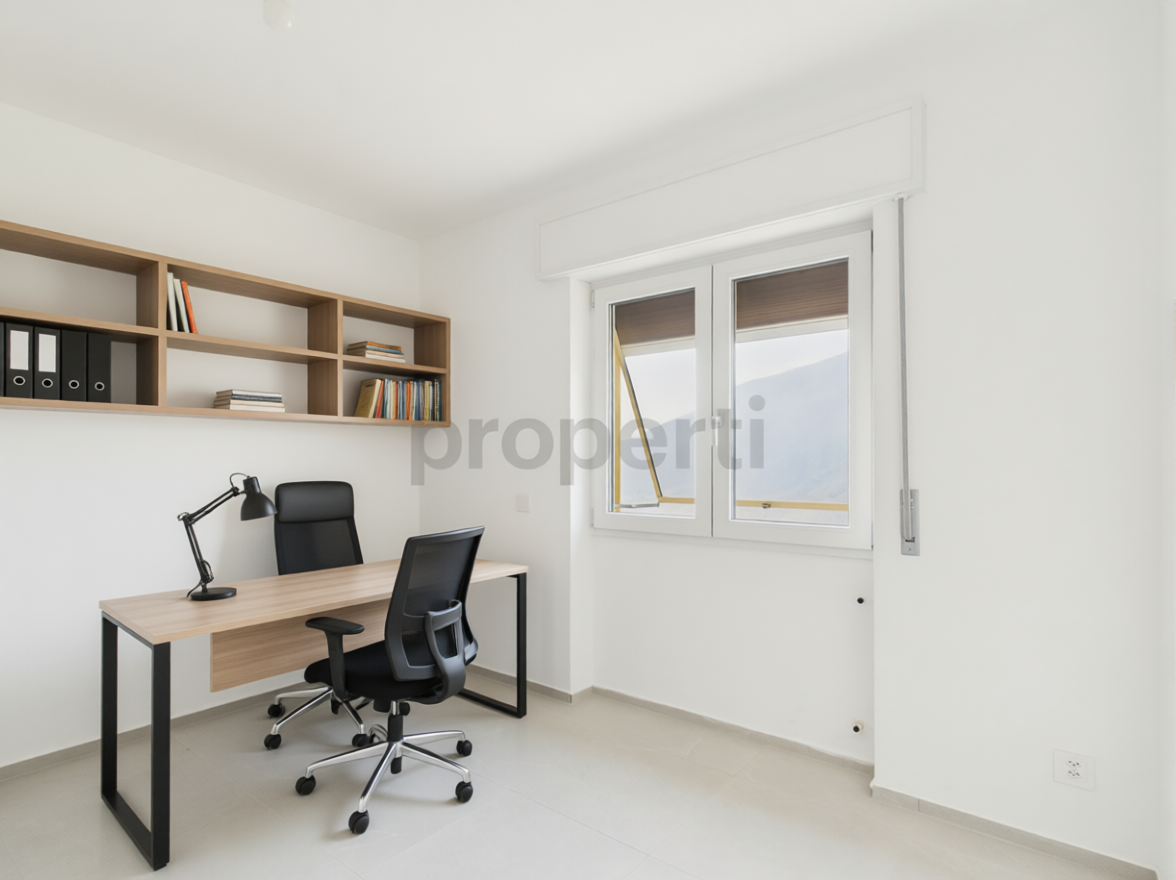 Helles Arbeitszimmer mit Schreibtisch und Regal