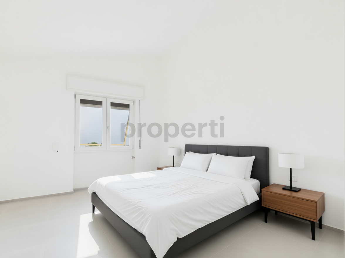 Helles, minimalistisches Schlafzimmer mit Doppelbett