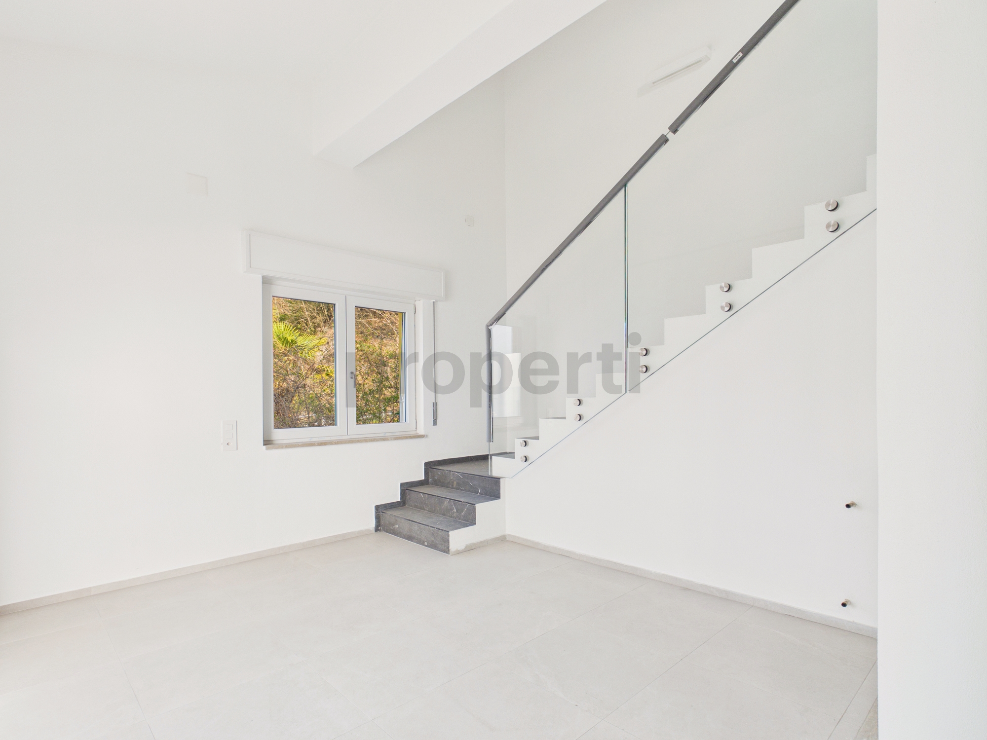 Heller Treppenbereich mit weißem Innenausbau