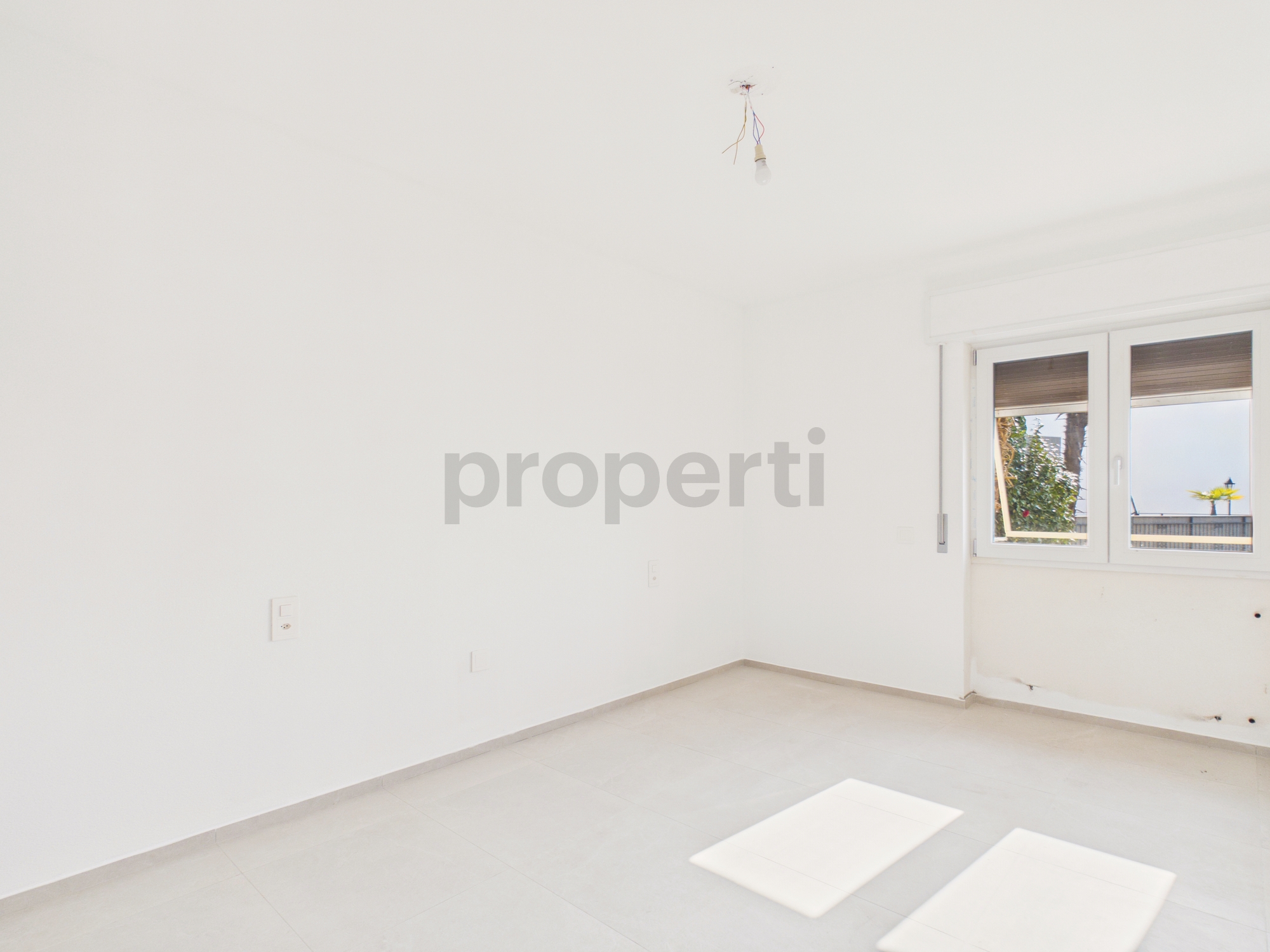 Heller leerer Raum mit Fenster
