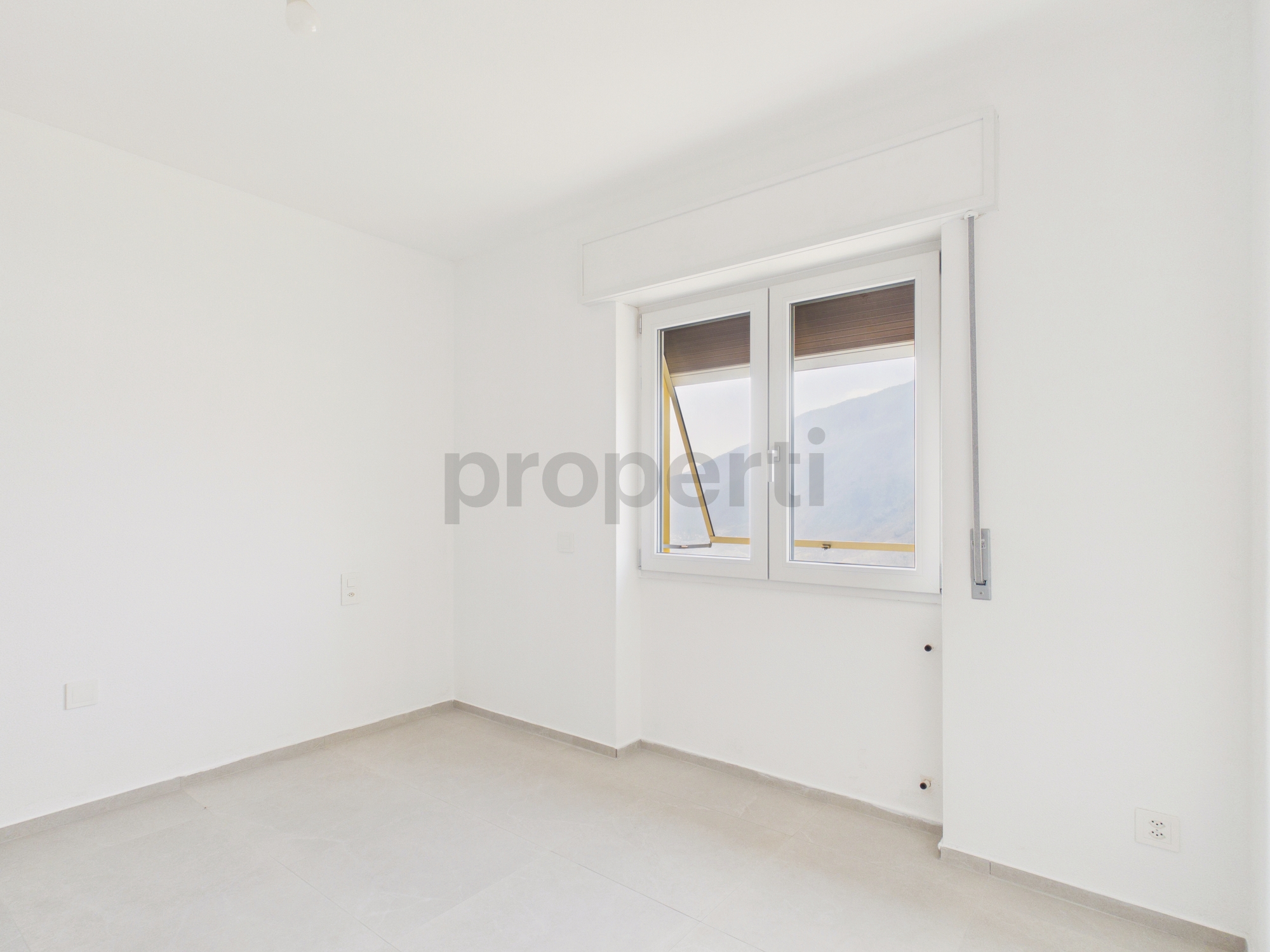 Heller leerer Raum mit Fenster