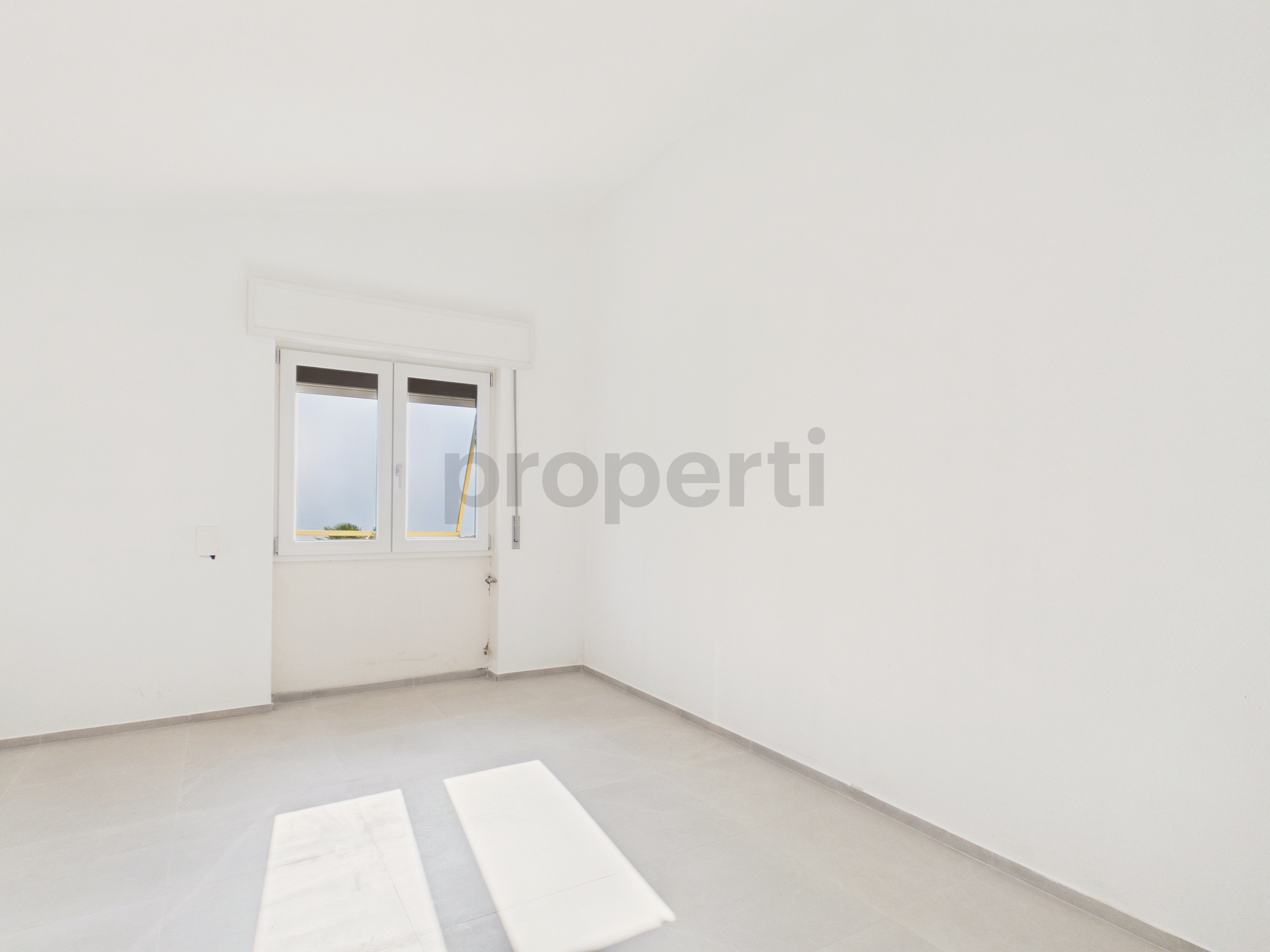 Leerer heller Raum mit Fenster