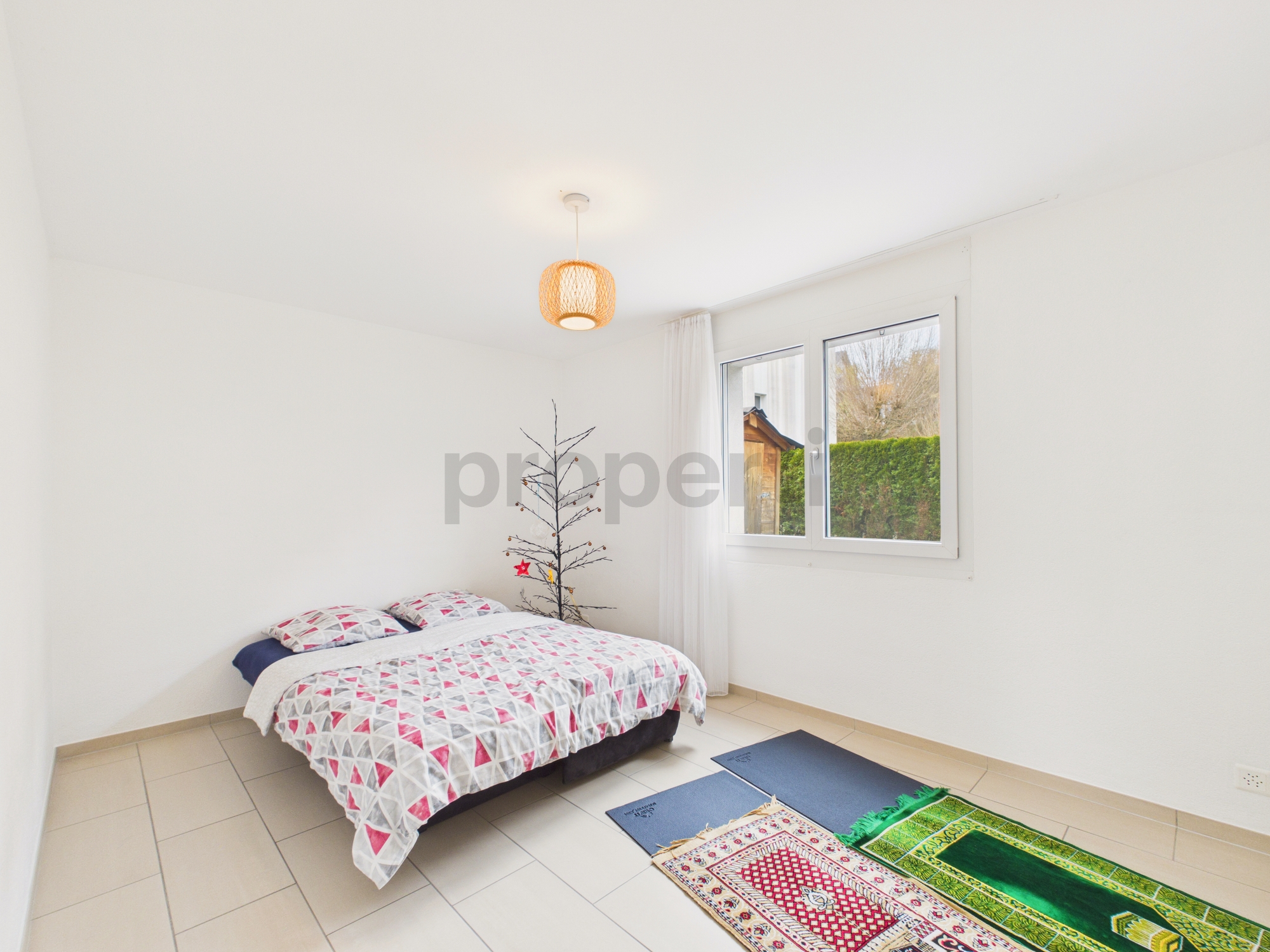 Helles Schlafzimmer mit schlichtem Mobiliar