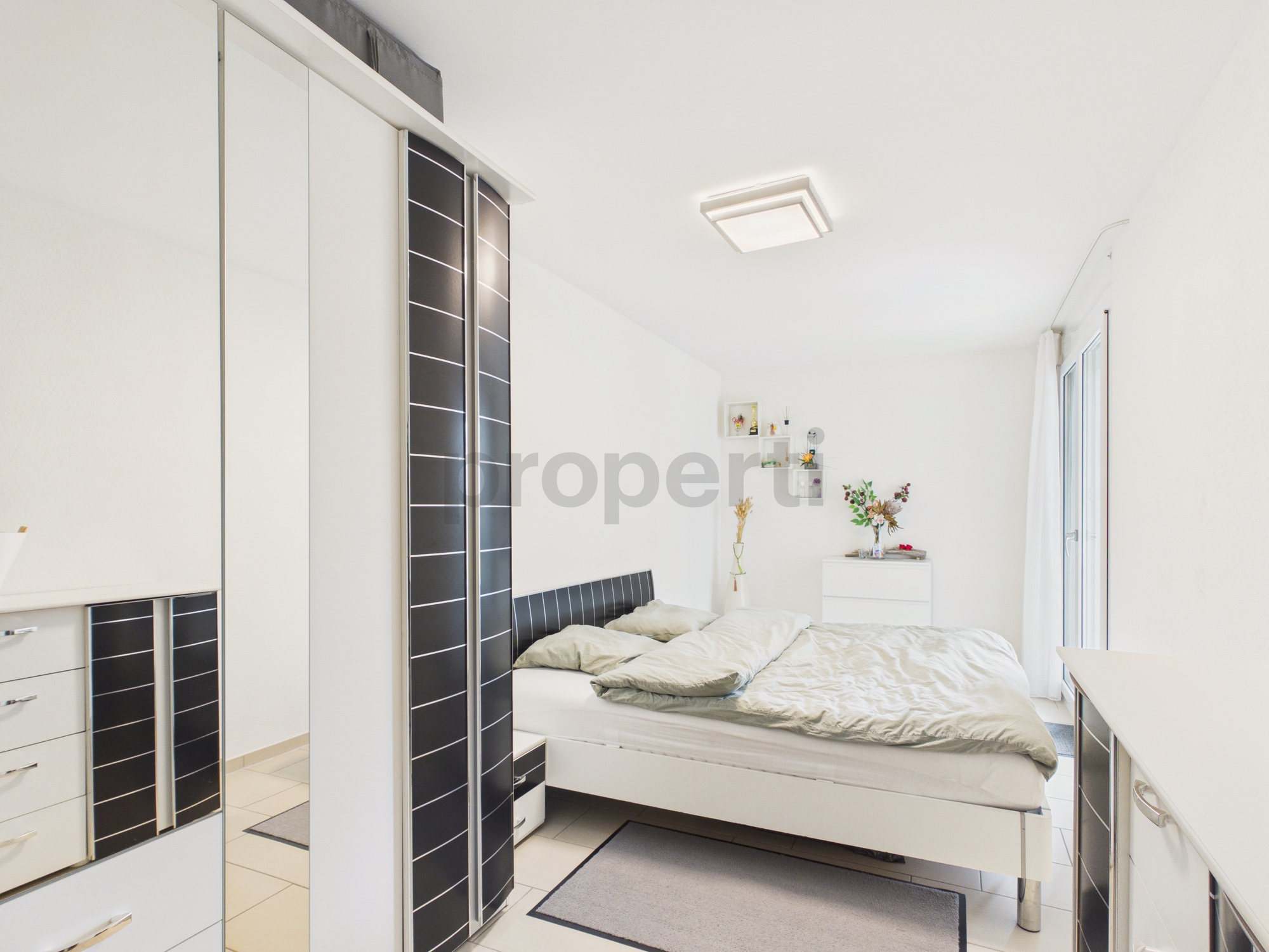 Helles Schlafzimmer mit Einbauschränken