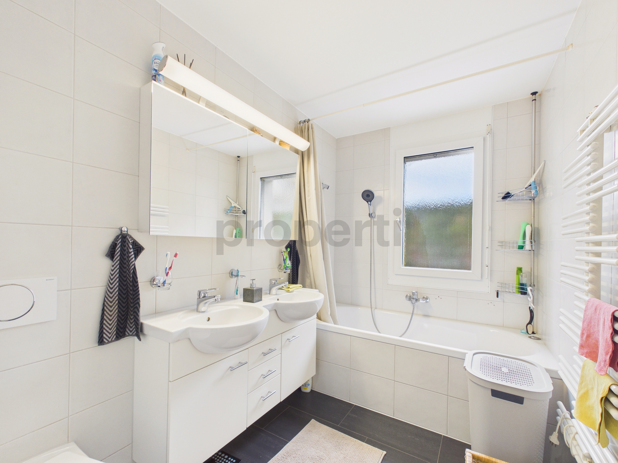 Modernes Badezimmer mit Wanne und Doppelwaschtisch